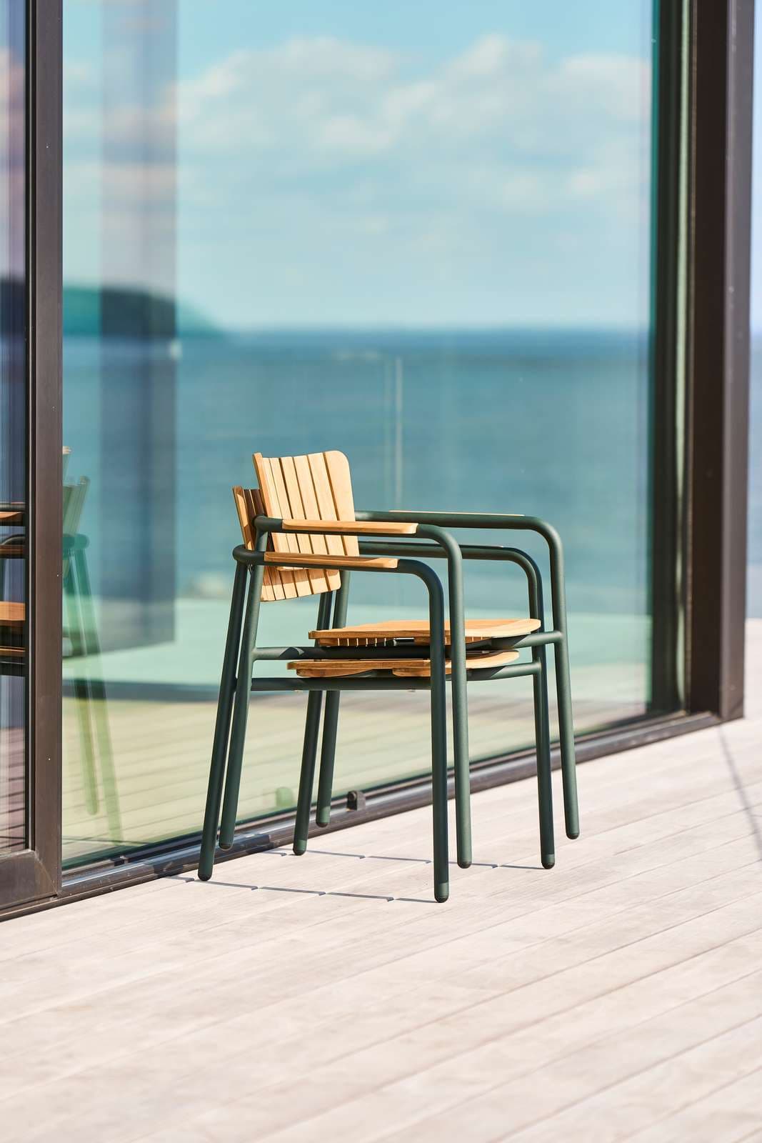 Mindo
MINDO 119
Stackable aluminium and teak garden chair with armrests