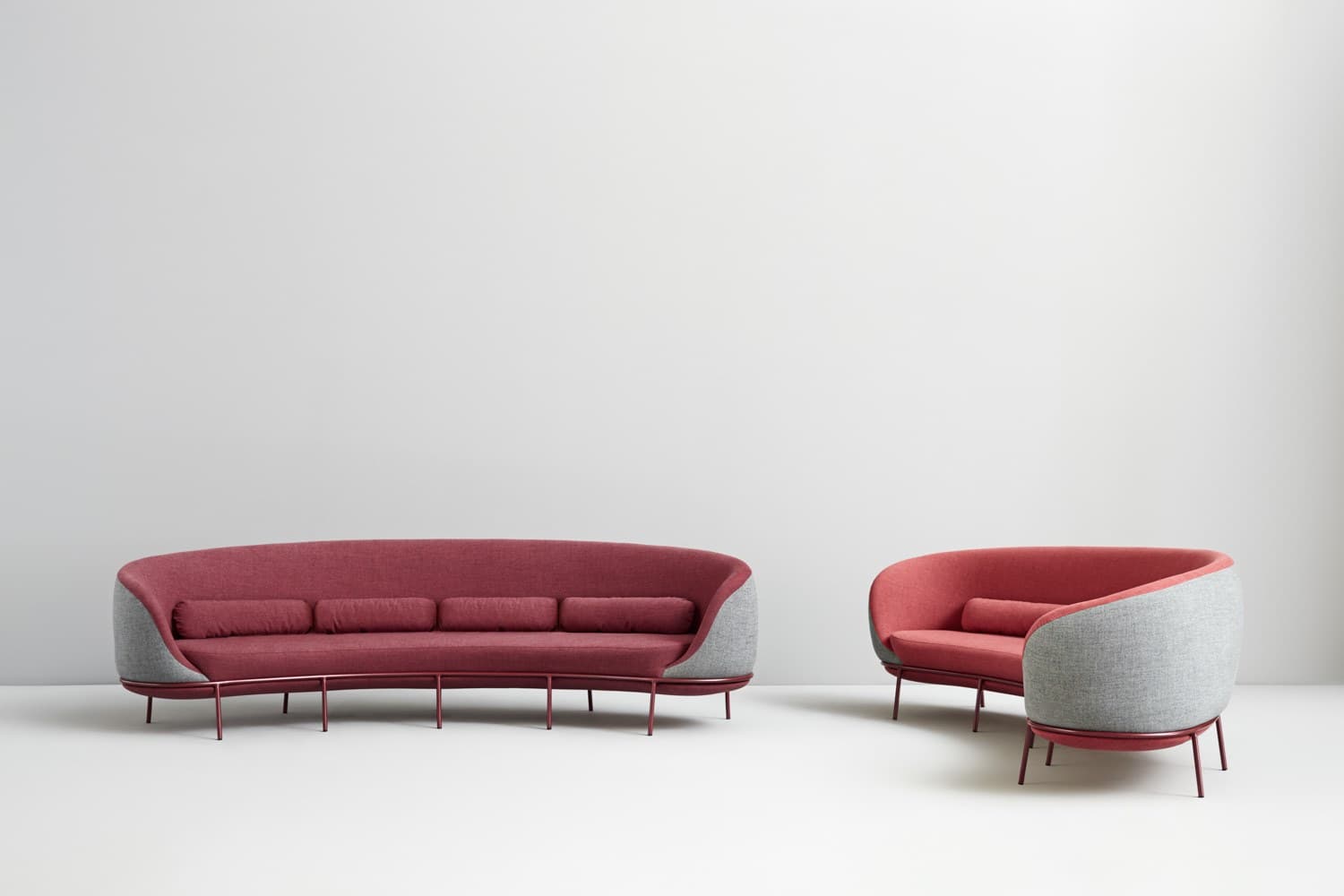 Missana
NEST
Curved 4 seater fabric sofa