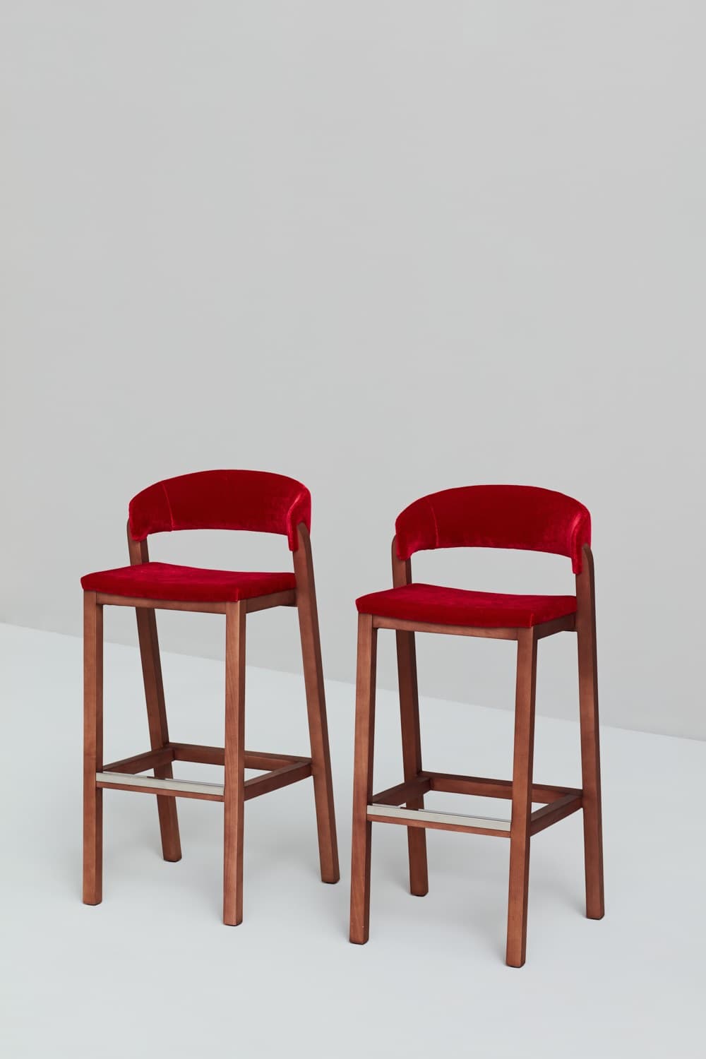 Missana
OSLO
High fabric stool with back
