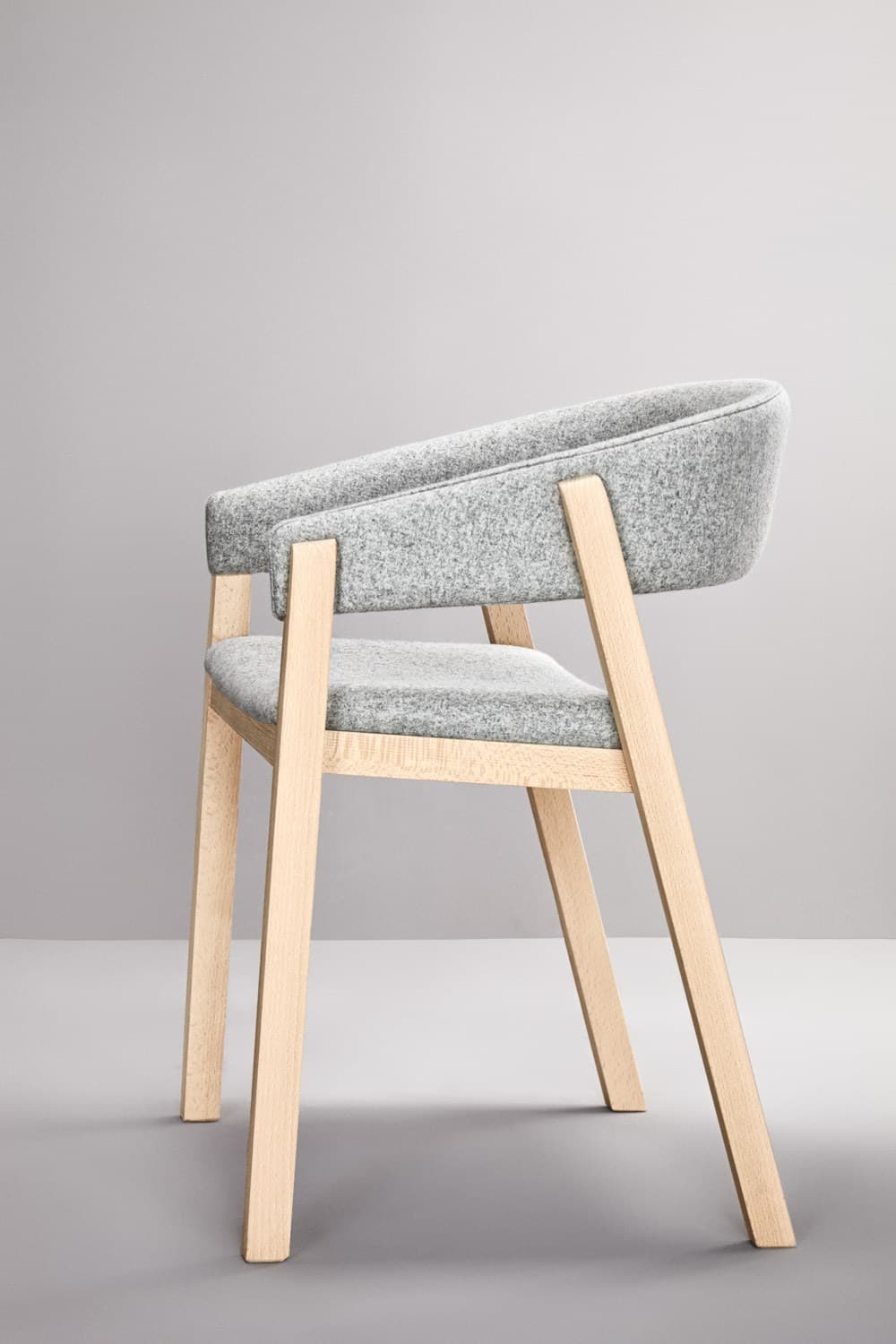 Missana
OSLO
Upholstered open back fabric chair