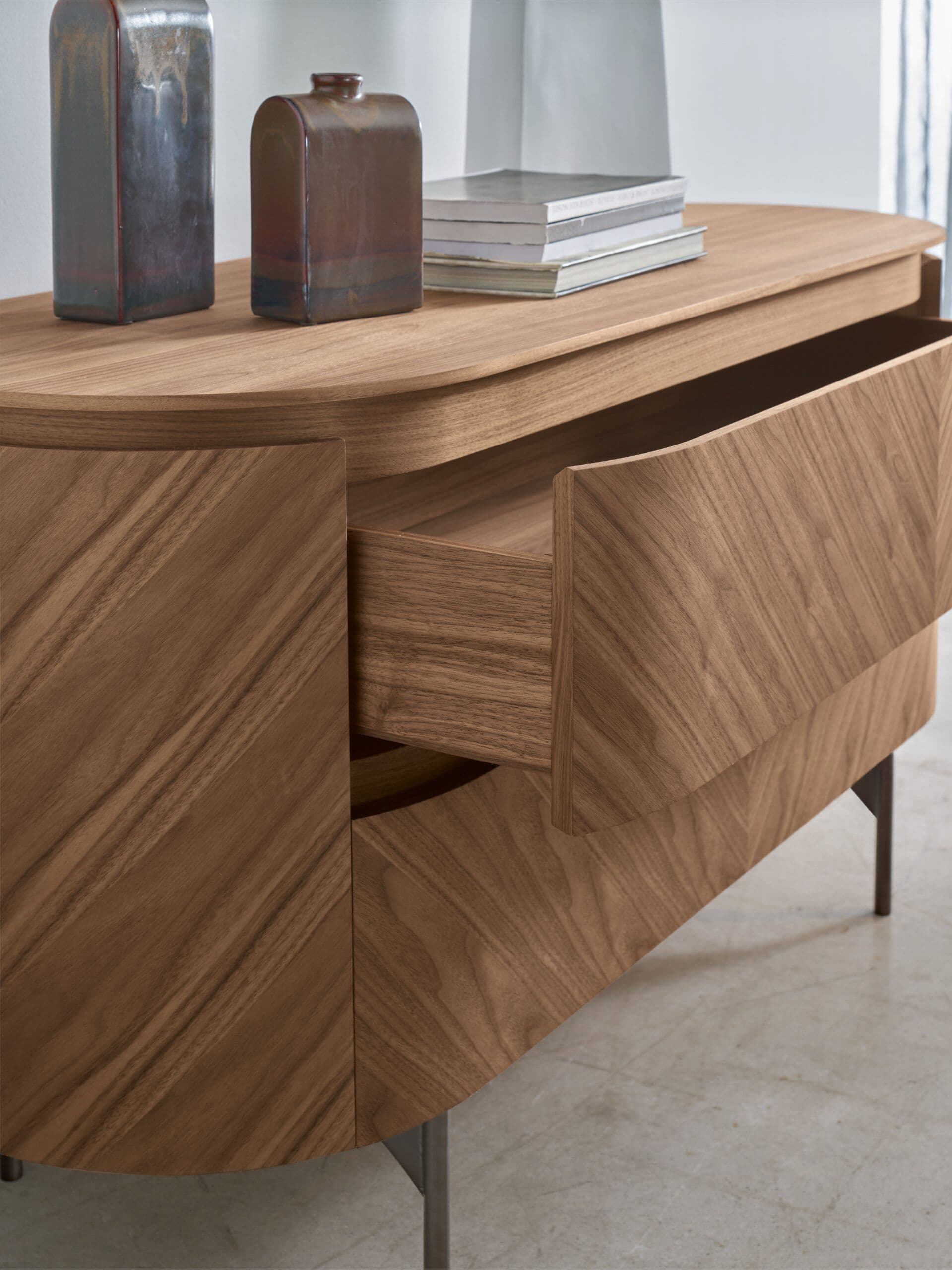 Modesign
OPERA
Walnut chest of drawers with metal base