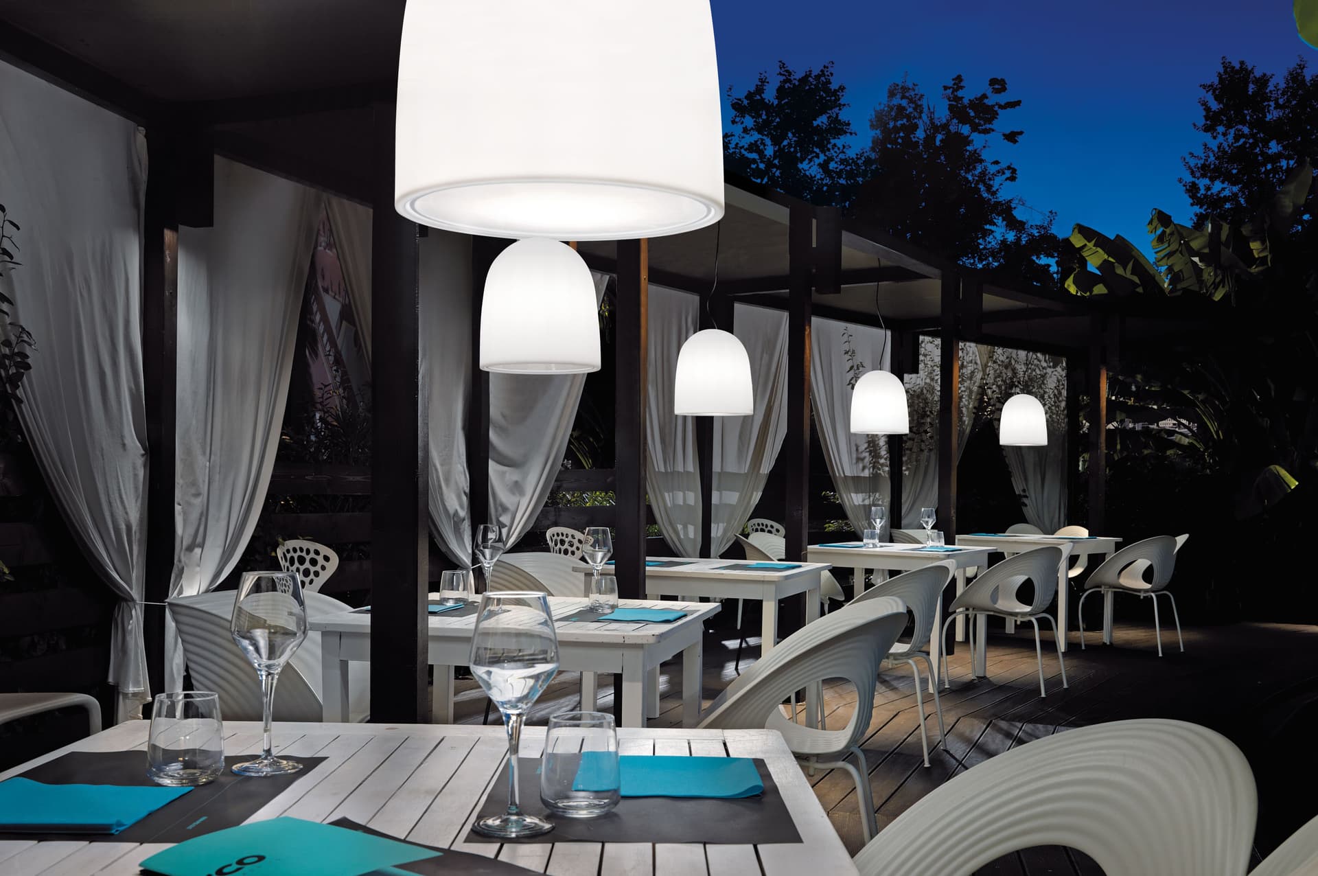 Modo Luce
CAMPANONE OUTDOOR
Polyethylene outdoor pendant lamp