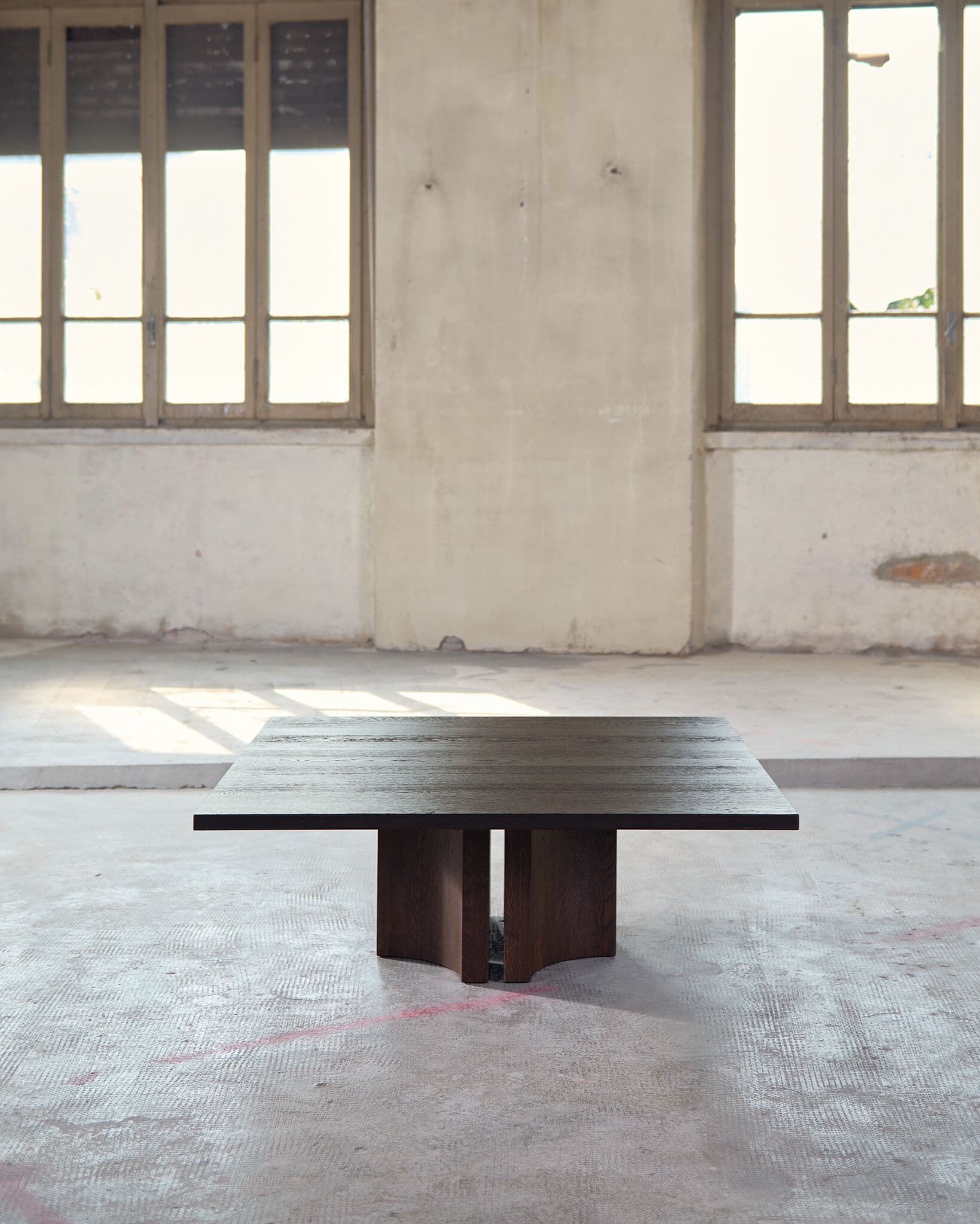 Mokko
APERTA
Square solid wood coffee table