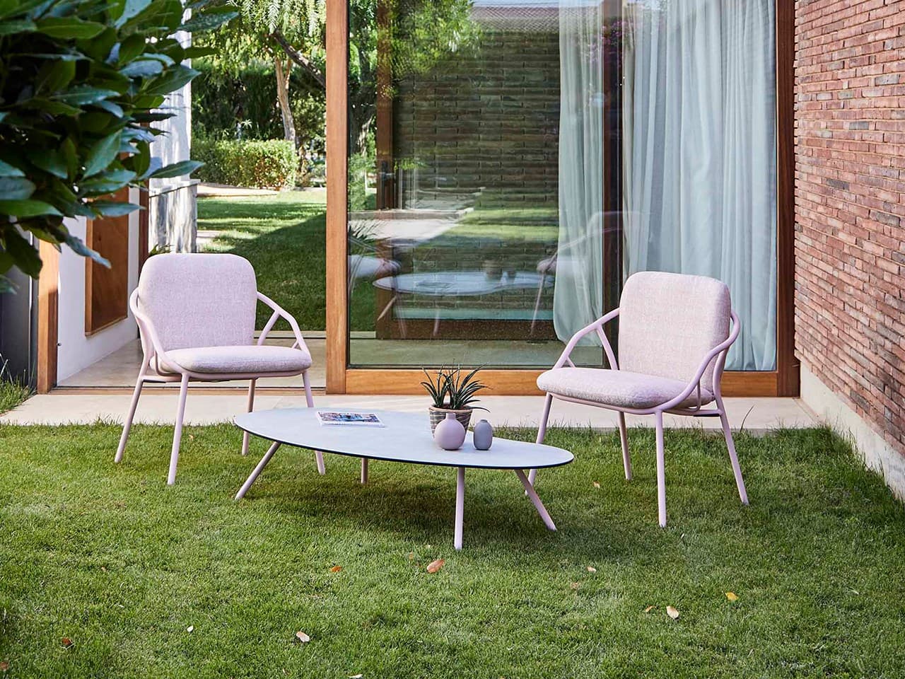 MUSOLA
NANSA
Stackable chair with armrests