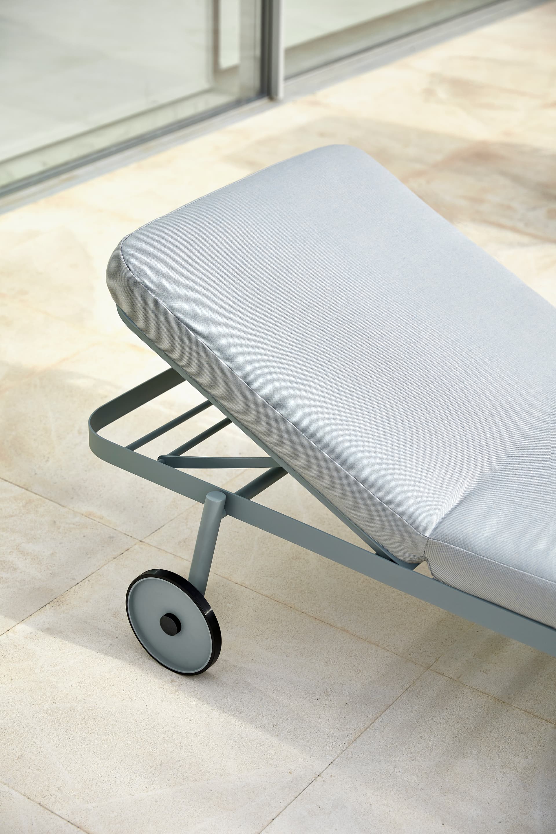 MUSOLA
NAO
Stackable sun lounger with castors