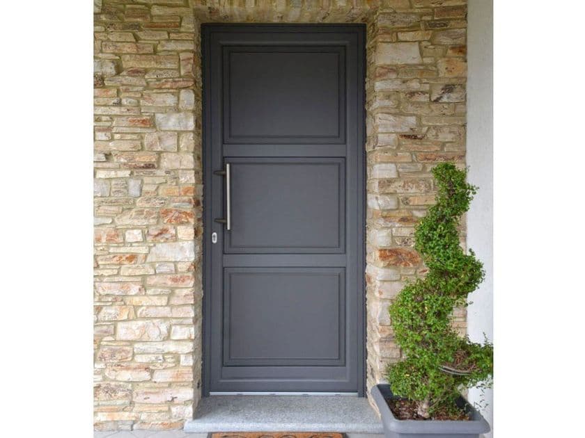 NAVELLO
Entrance door
Energy-saving custom aluminium and wood entry door