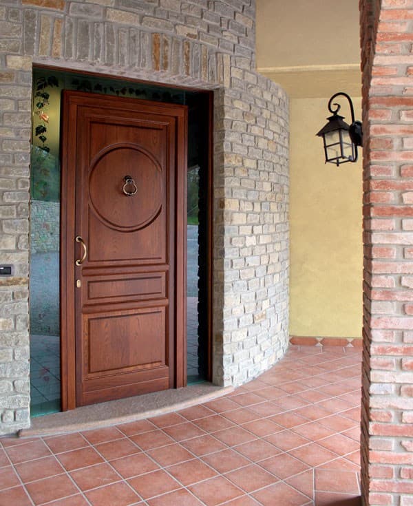 NAVELLO
Entrance doors
Custom solid wood entry door