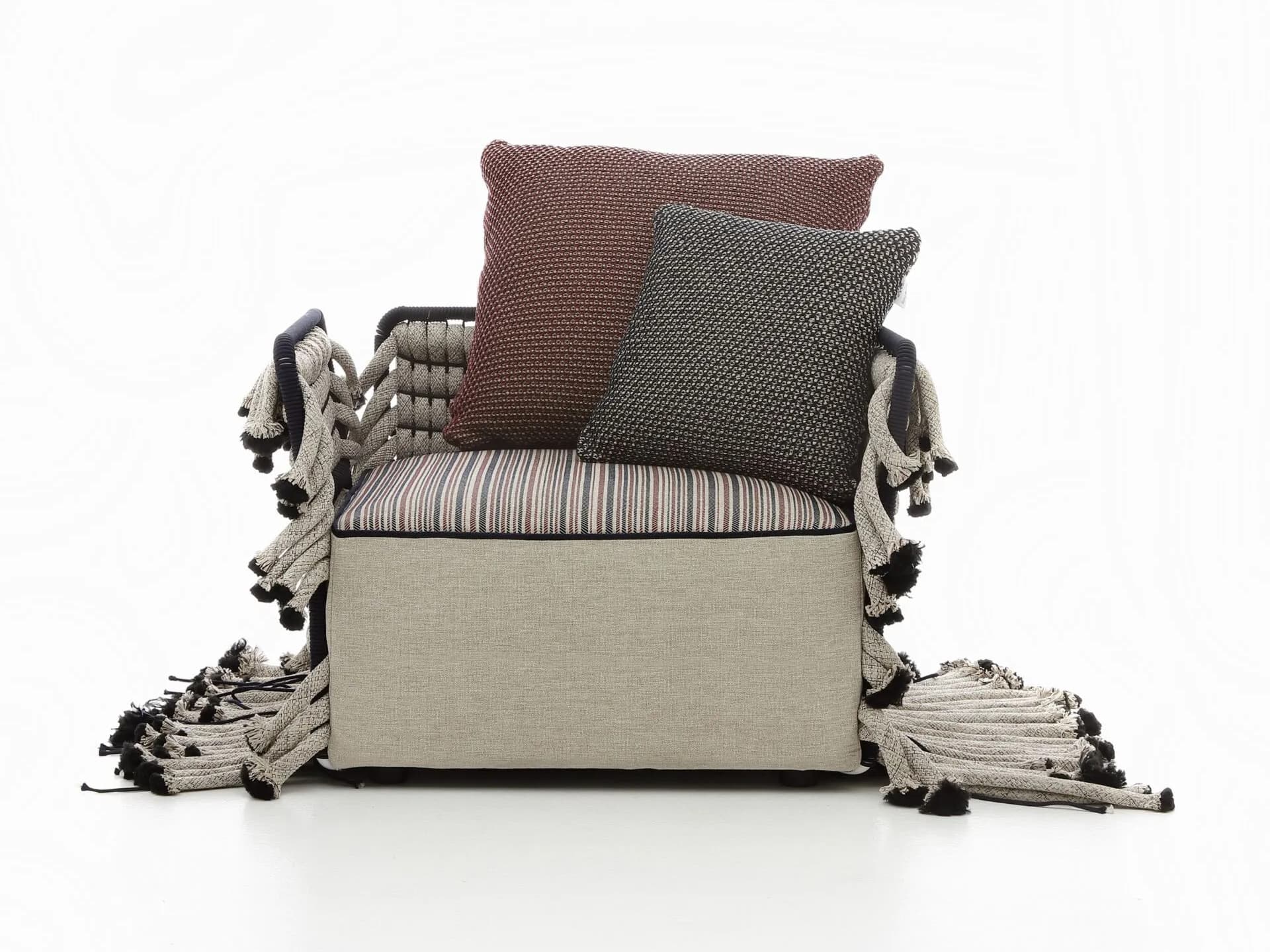 Nodo Italia
BRIQUE
Rope armchair with armrests