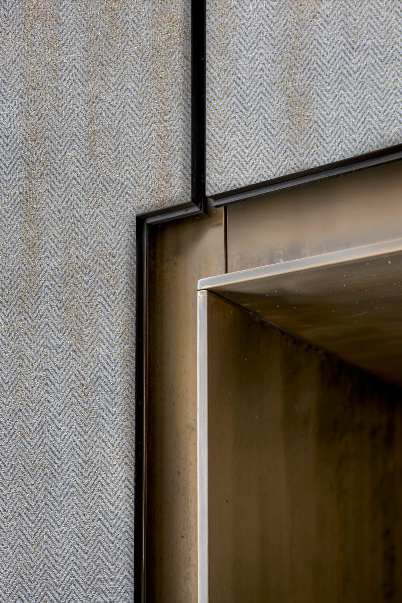 Officinarkitettura®
CHEVRONS DORE’S ORO
Motif cellulose fibre wallpaper
