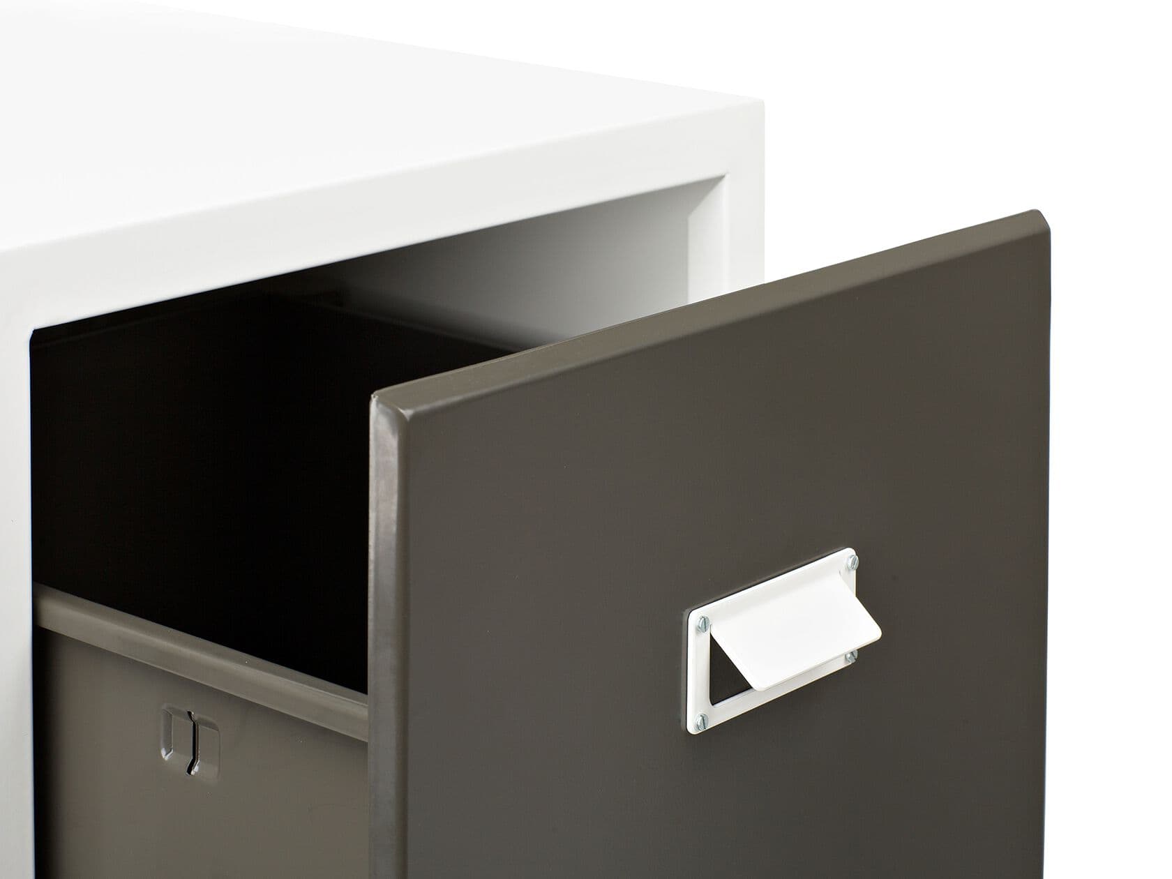 Officine Tamborrino
VINILE
Metal chest of drawers