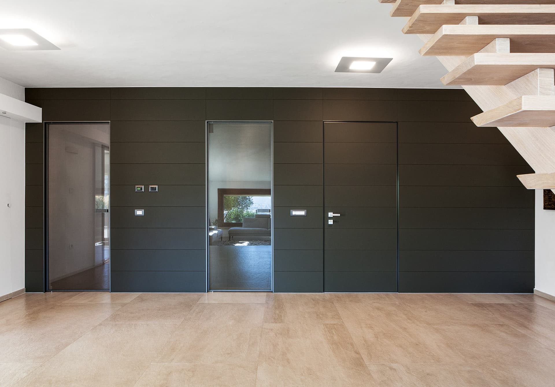 Oikos
SWS
Entry door matching the full-wall Synua Wall System