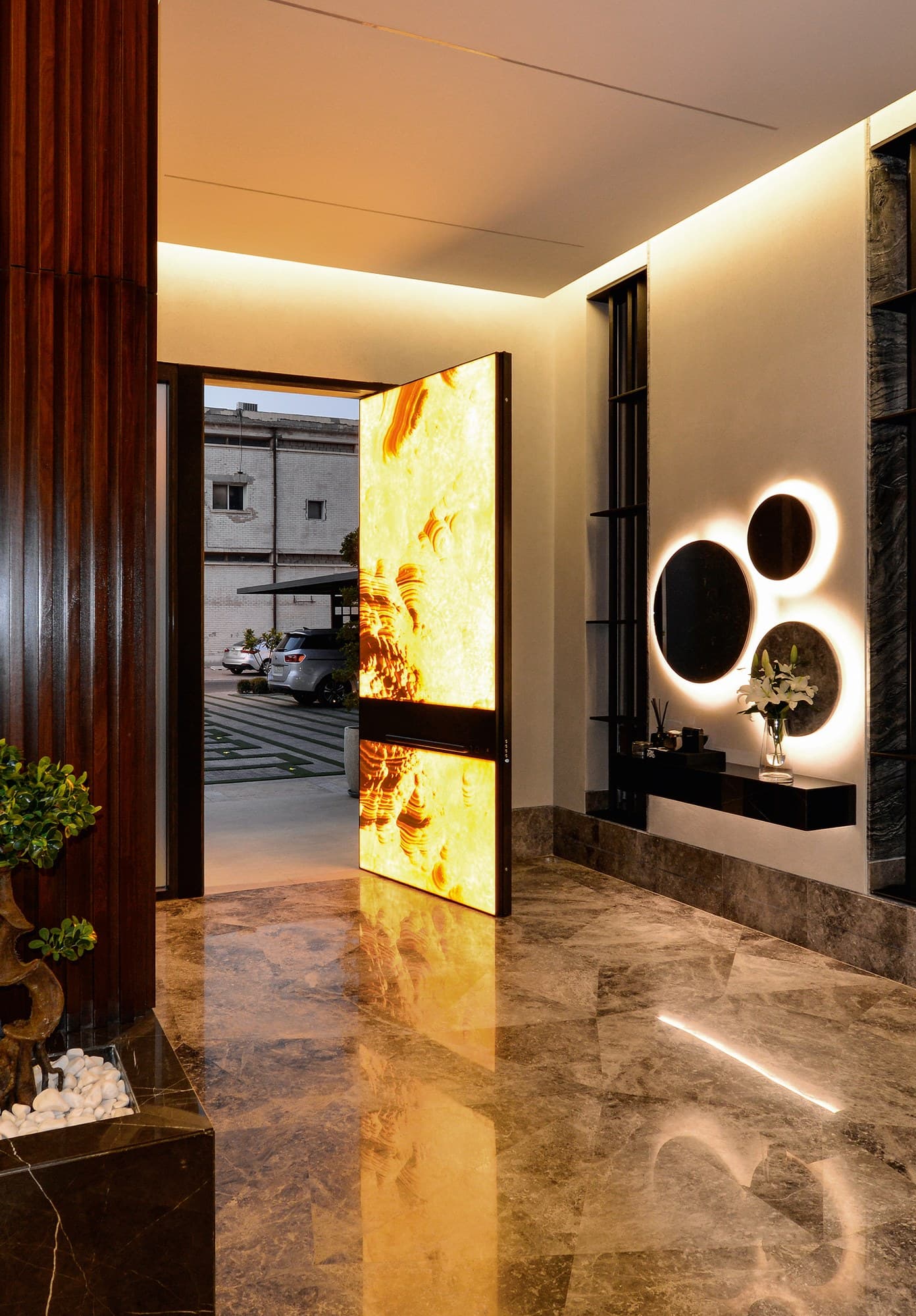 Oikos
SYNUA
Pivot Backlit Onyx safery door