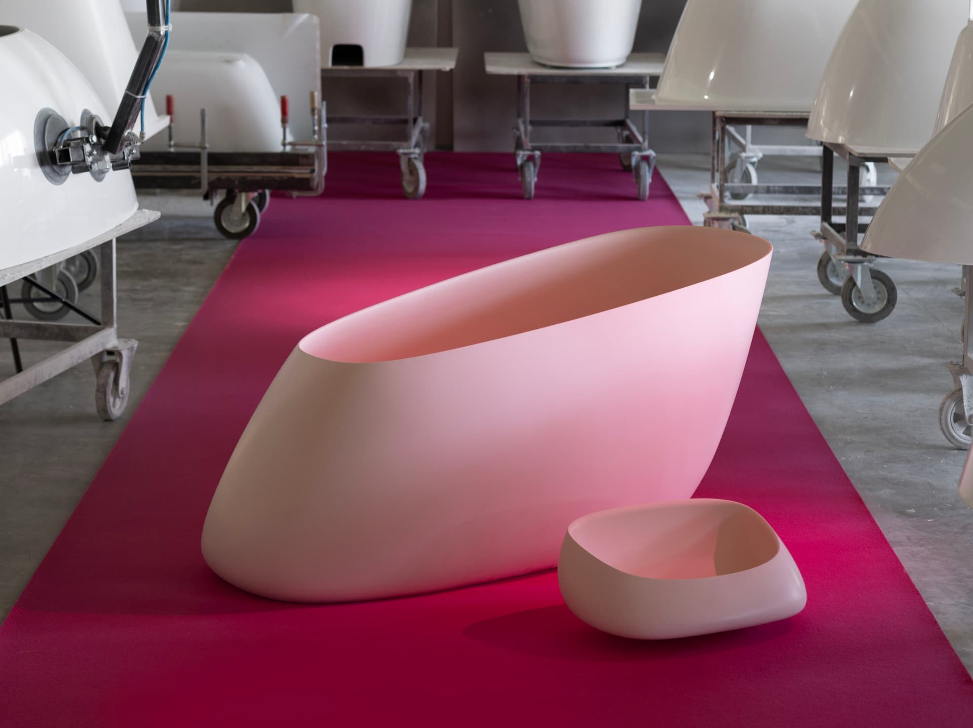 PAA
POINTE
Freestanding oval Silkstone® bathtub