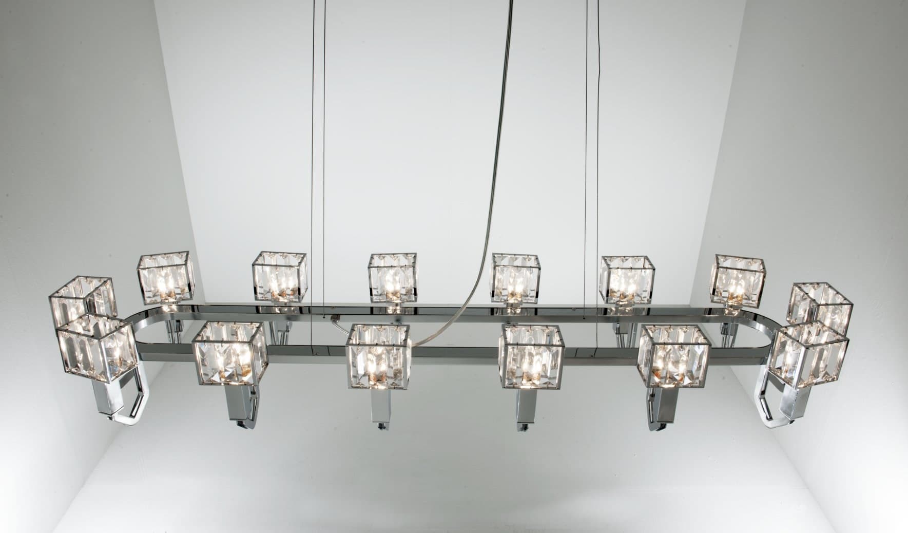 Patrizia Garganti
A03C1
Crystal and metal pendant lamp