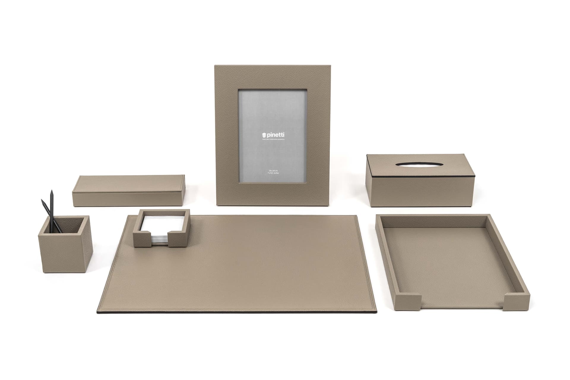 Pinetti
Desk set
Leather desk set