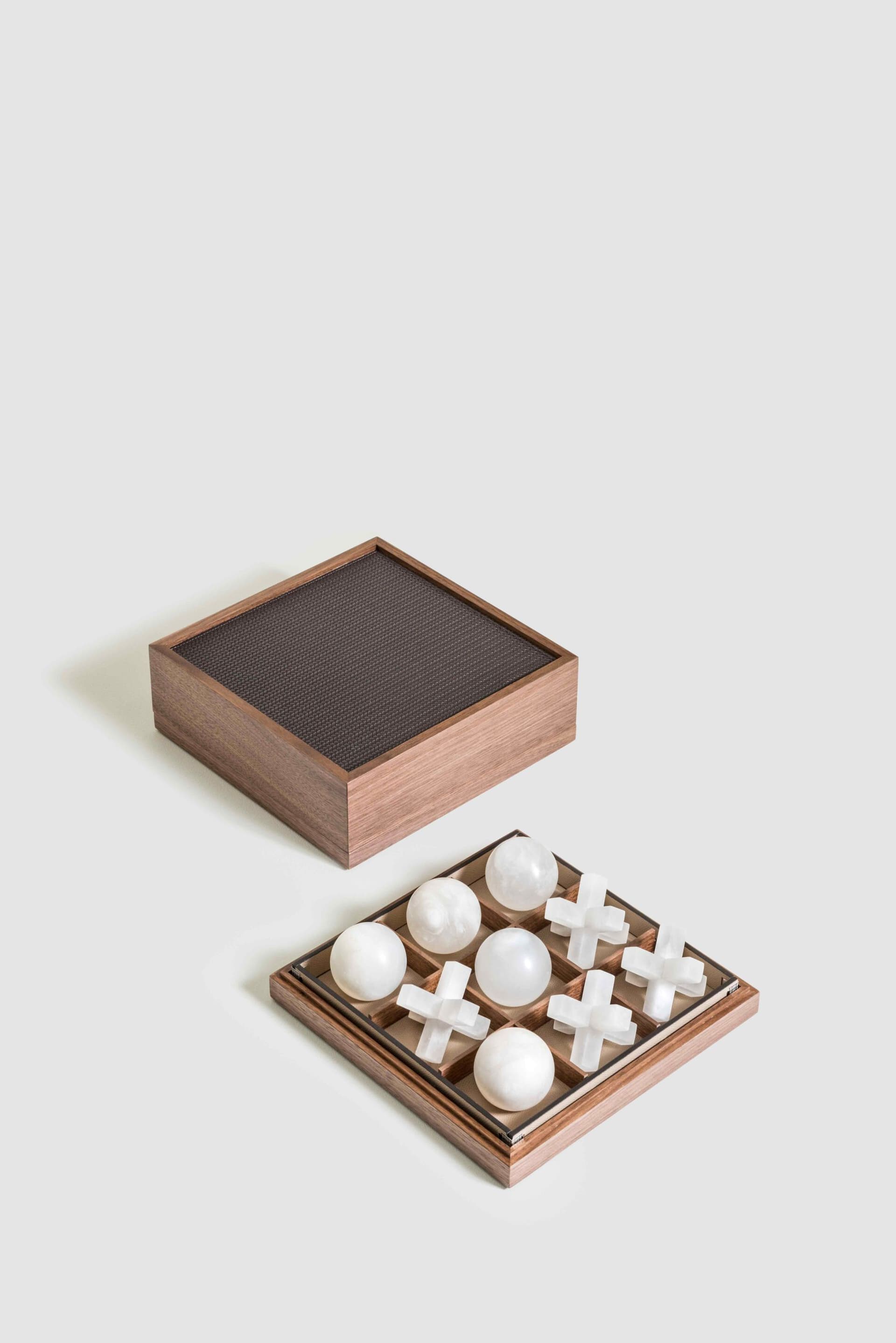 Pinetti
TRIS
Table-top game in walnut and leather