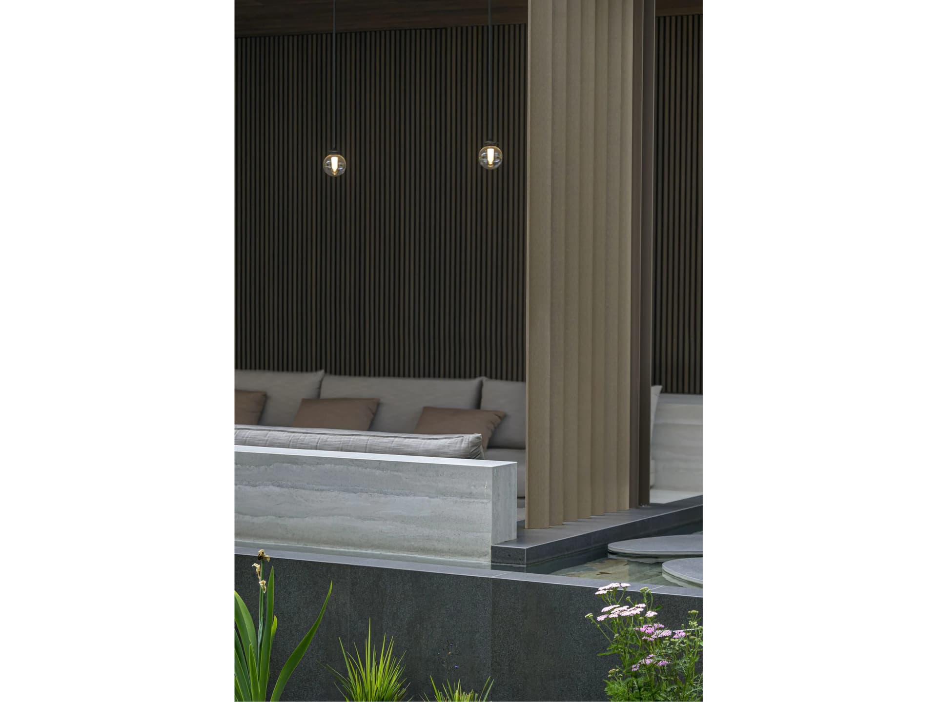 Platek
BALINA M
LED glass outdoor pendant lamp