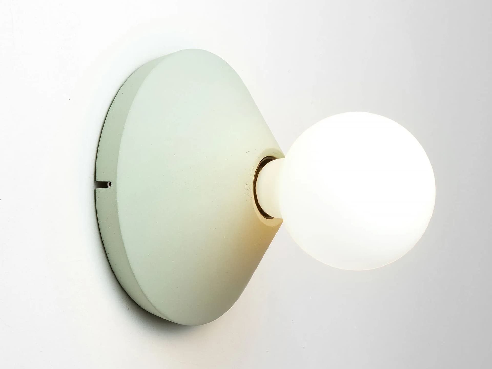 Plato Design
ADA
Cement wall lamp / ceiling lamp