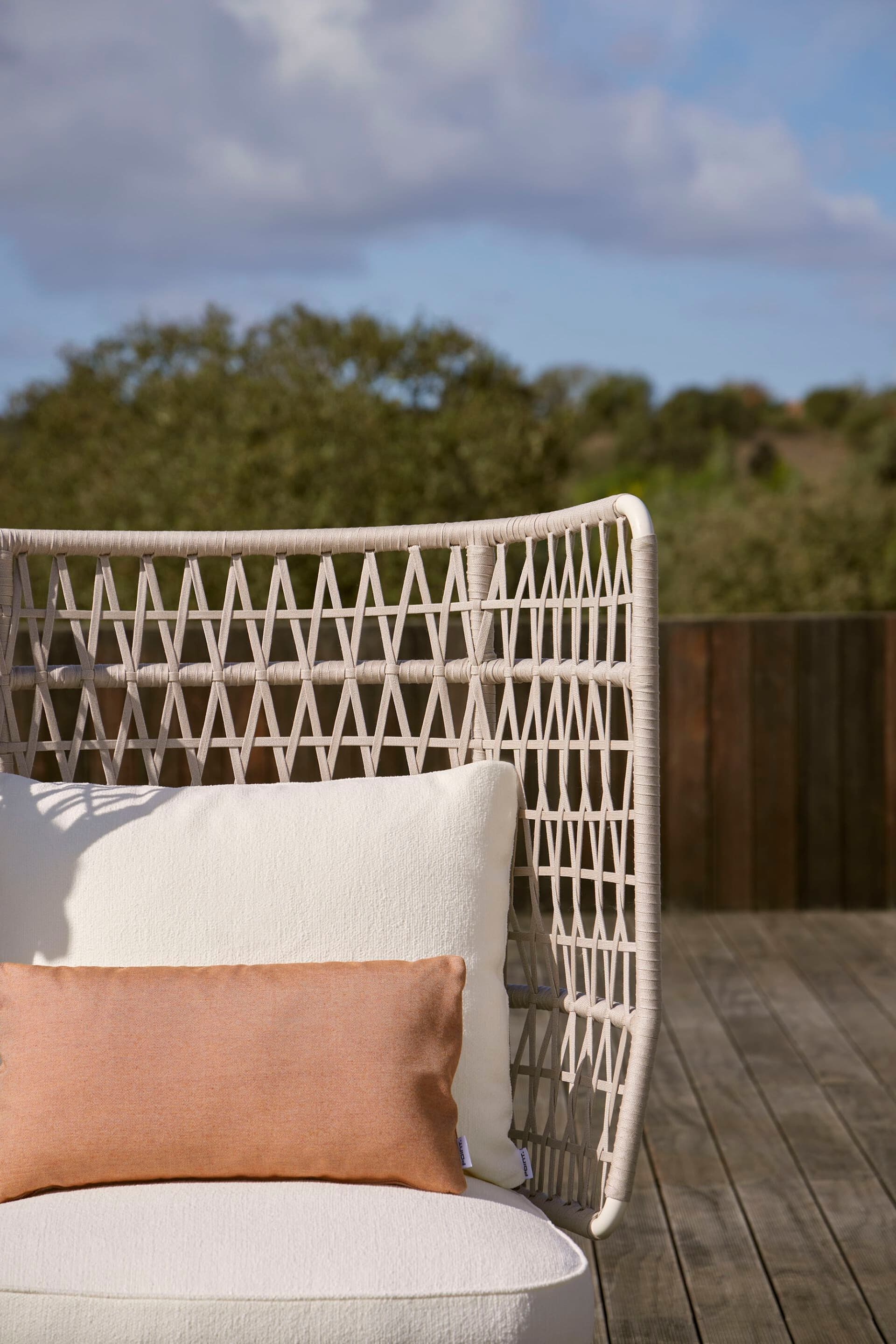 POINT
CURIO
High-back powder coated aluminium garden armchair