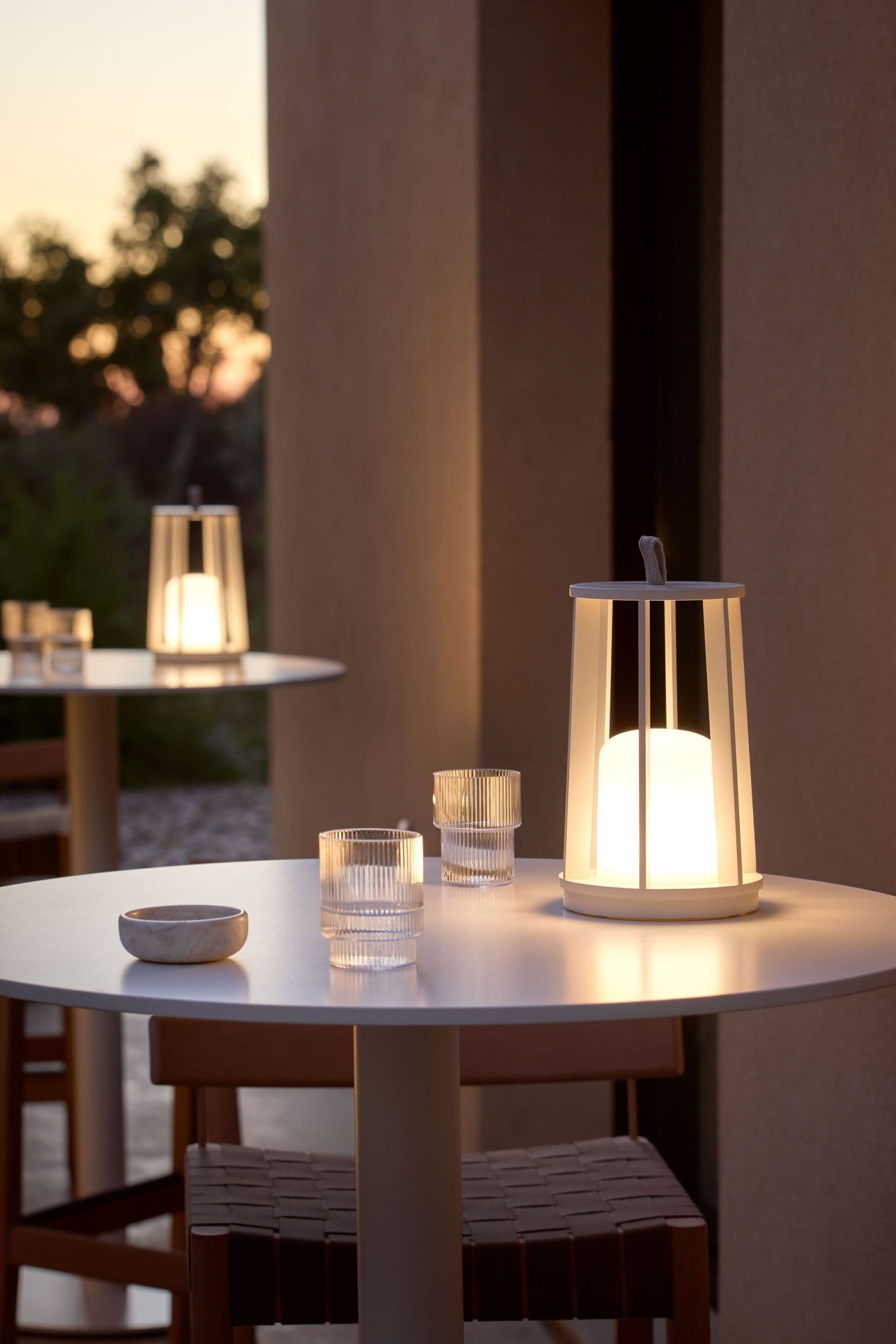 POINT
ZUMA
Powder coated aluminium lantern