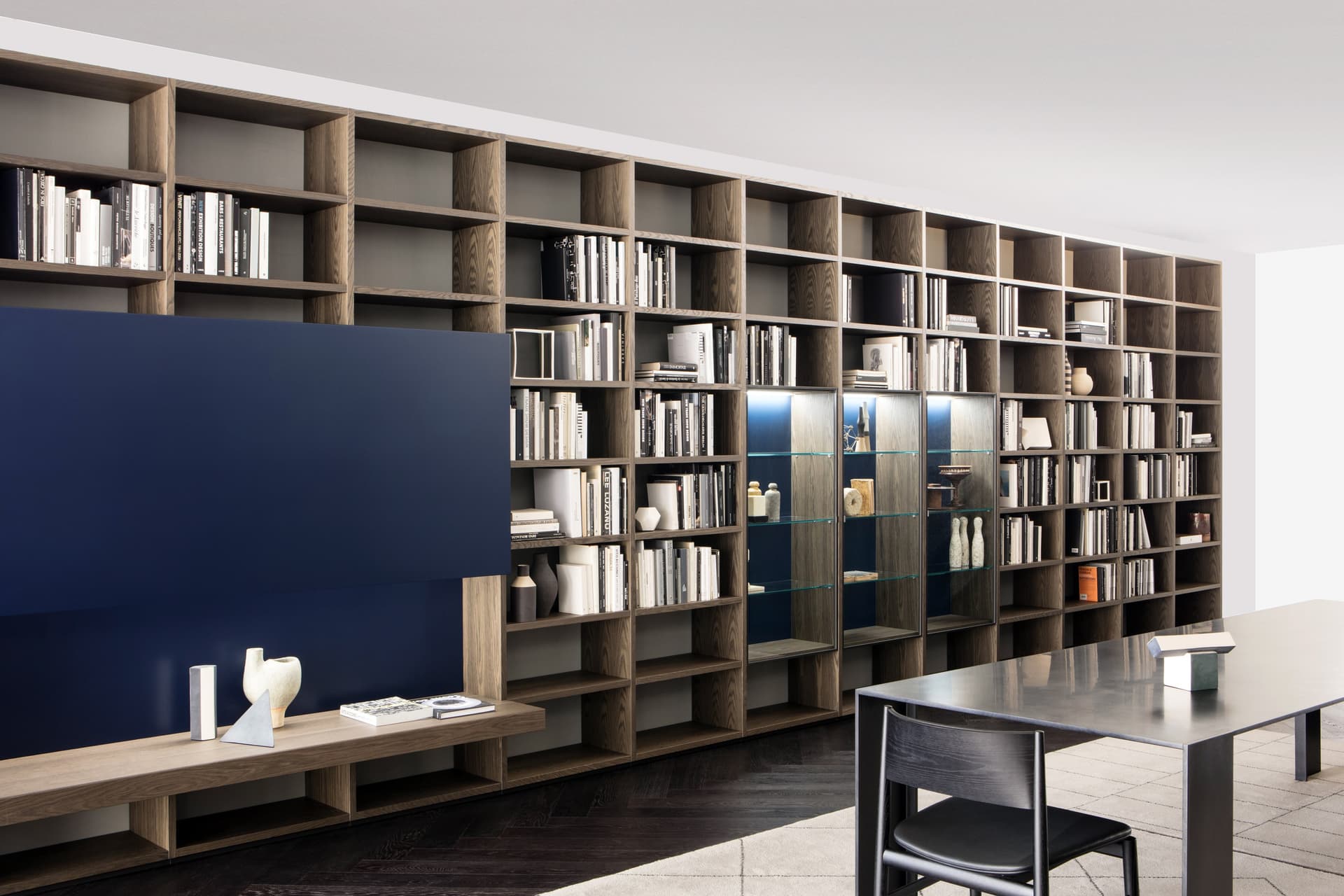 Porro
SYSTEM
Wall-mounted walnut bookcase