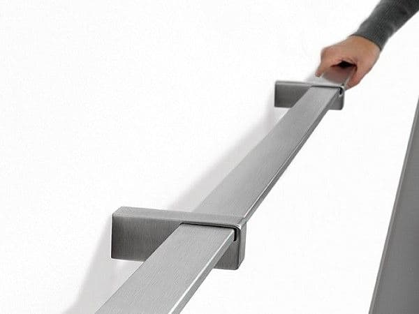 Q-RAILING ITALIA
SQUARE LINE 40x10
Stainless steel handrail
