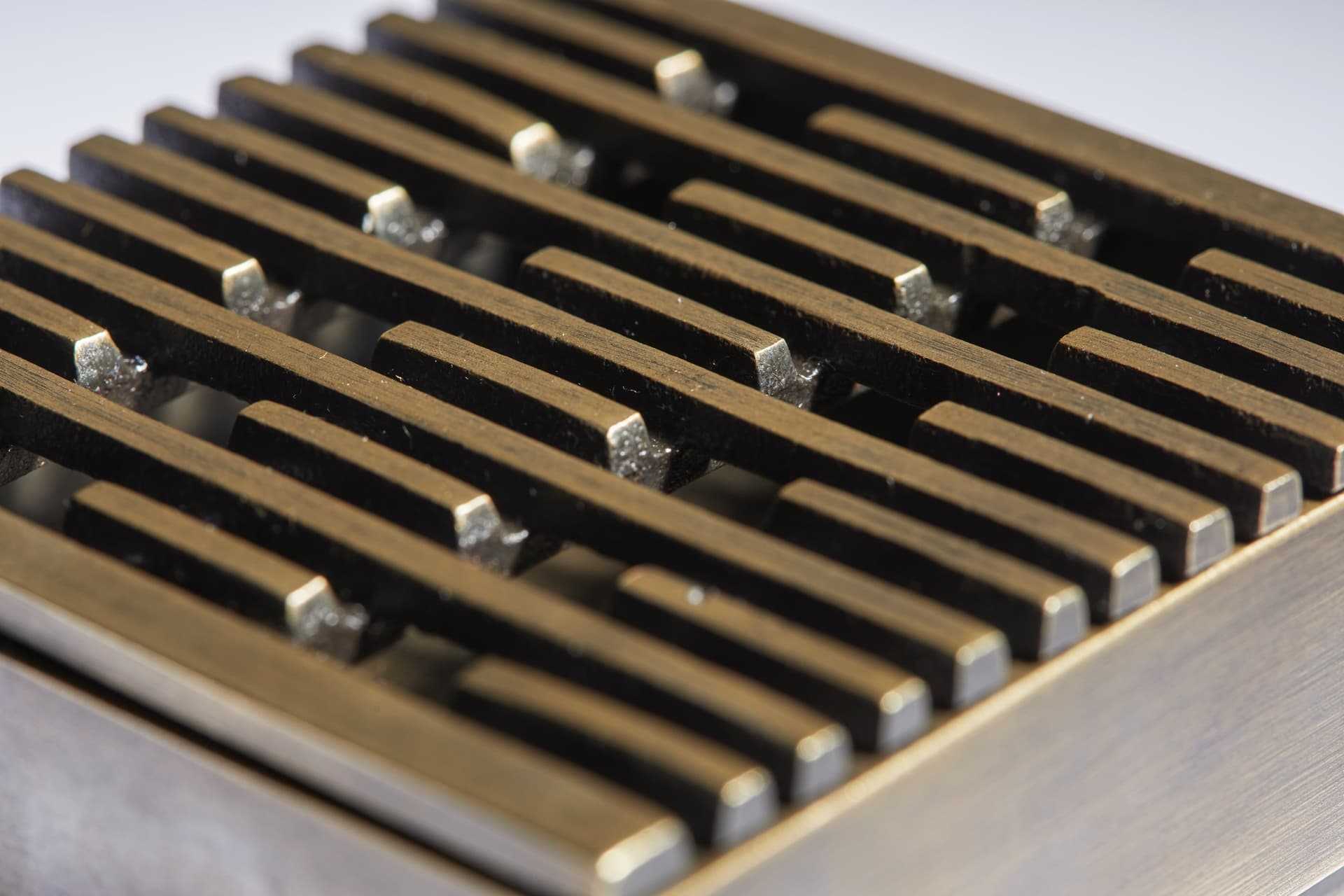 REDA AMALOU DESIGN
LINES INCENSE BOX
Incense bronze box