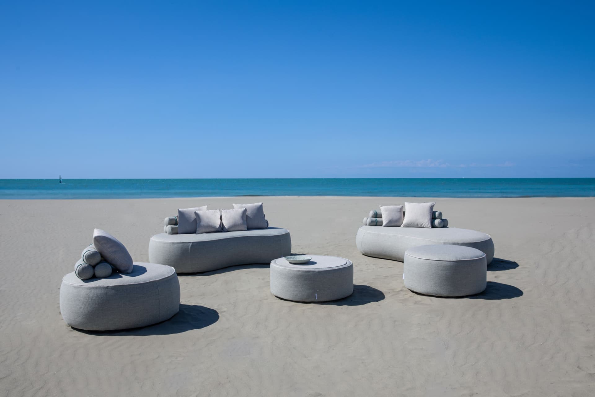 Rever
BRERA
Curved fabric garden sofa