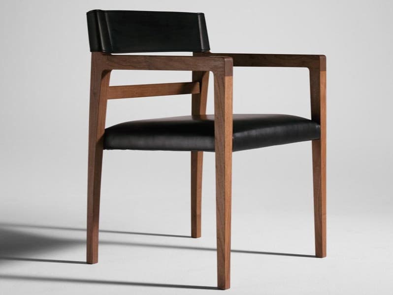 Ritzwell
JK
Upholstered leather armchair with armrests