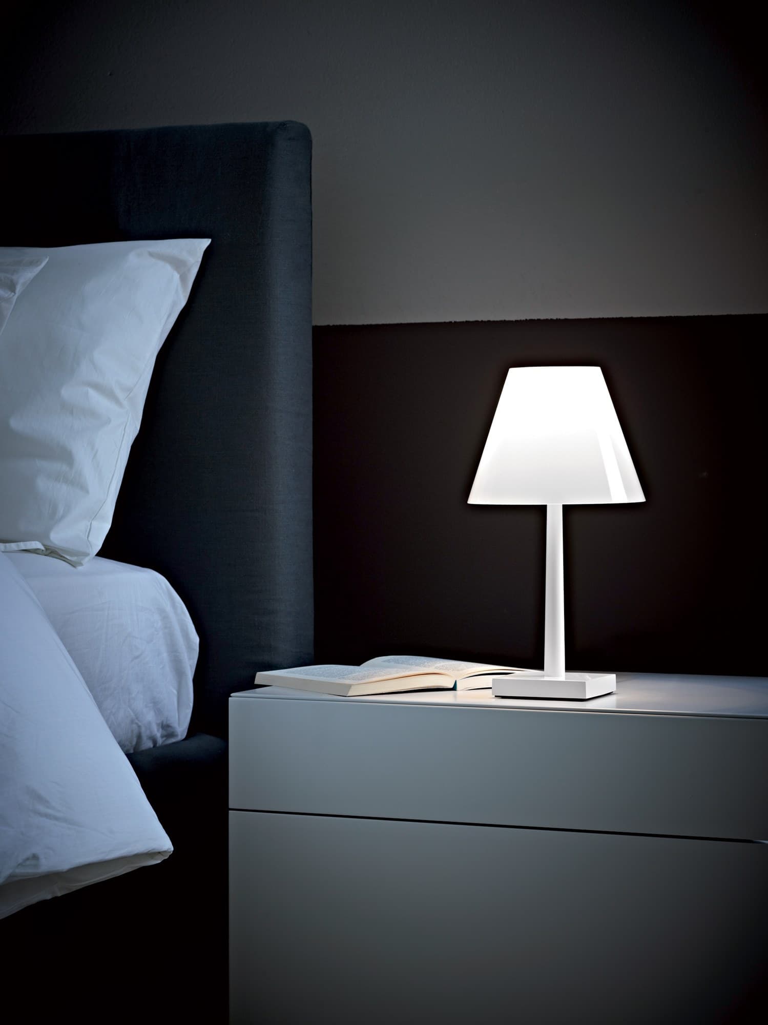 Rotaliana
DINA
LED polycarbonate table lamp