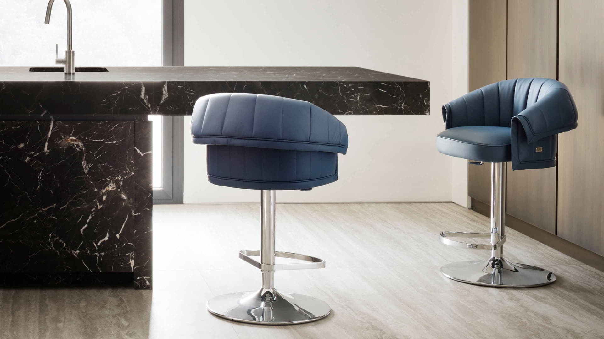 Rugiano
MANTA
Swivel stool with footrest