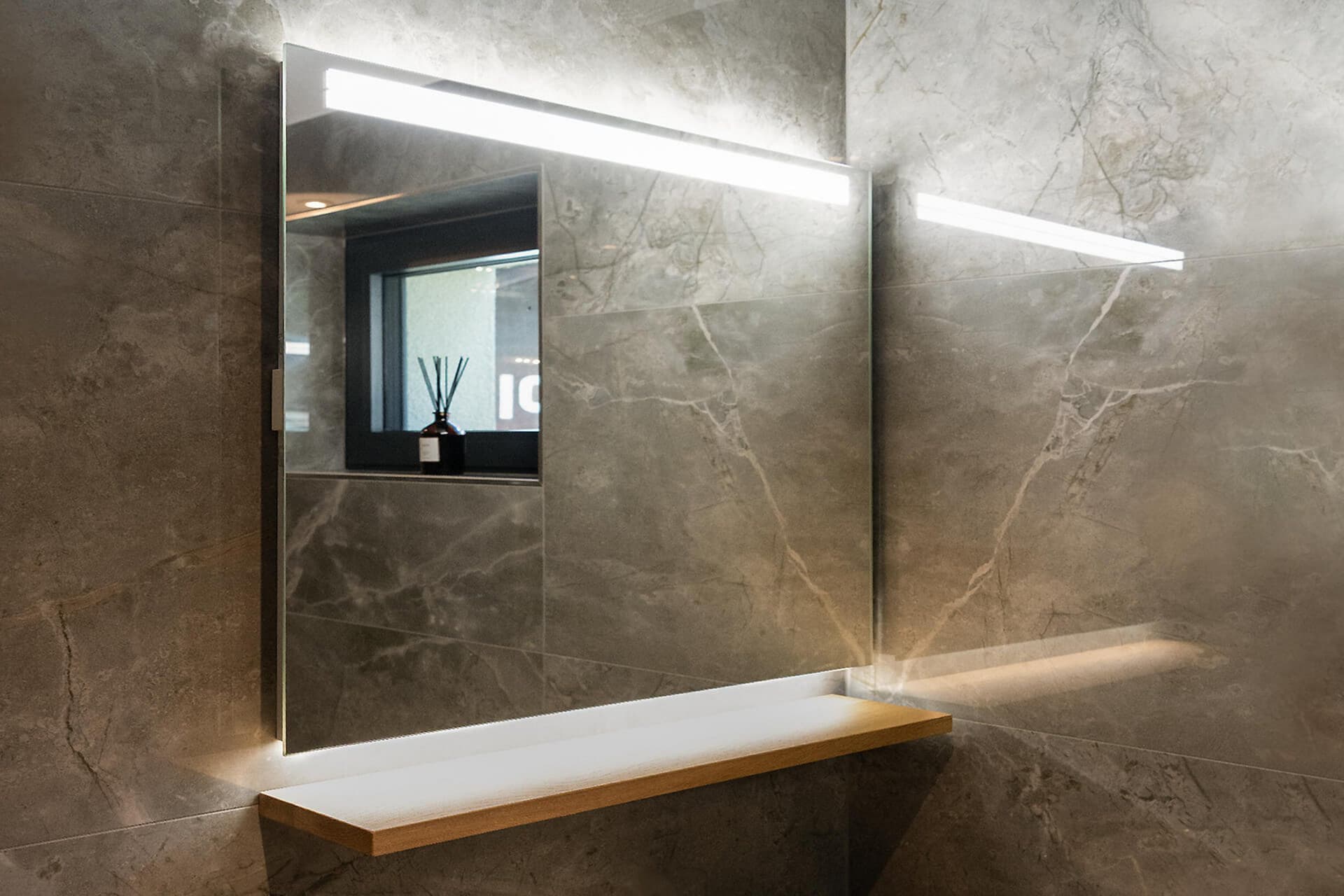 Schneider
ARANGA LED
Wall-mounted rectangular bathroom mirror with integrated lighting