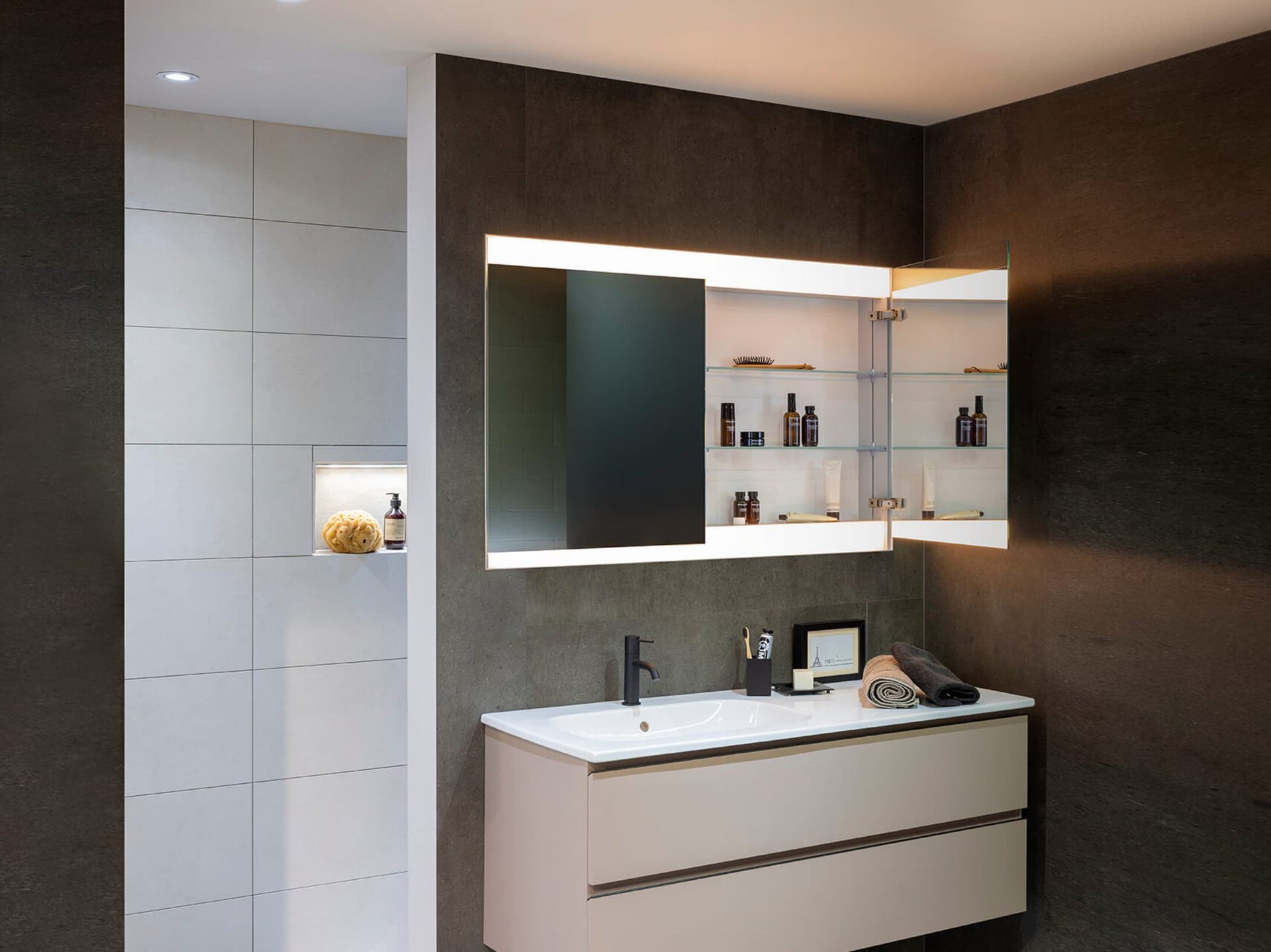 Schneider
FILO HCL
Wall-mounted rectangular bathroom mirror with integrated lighting