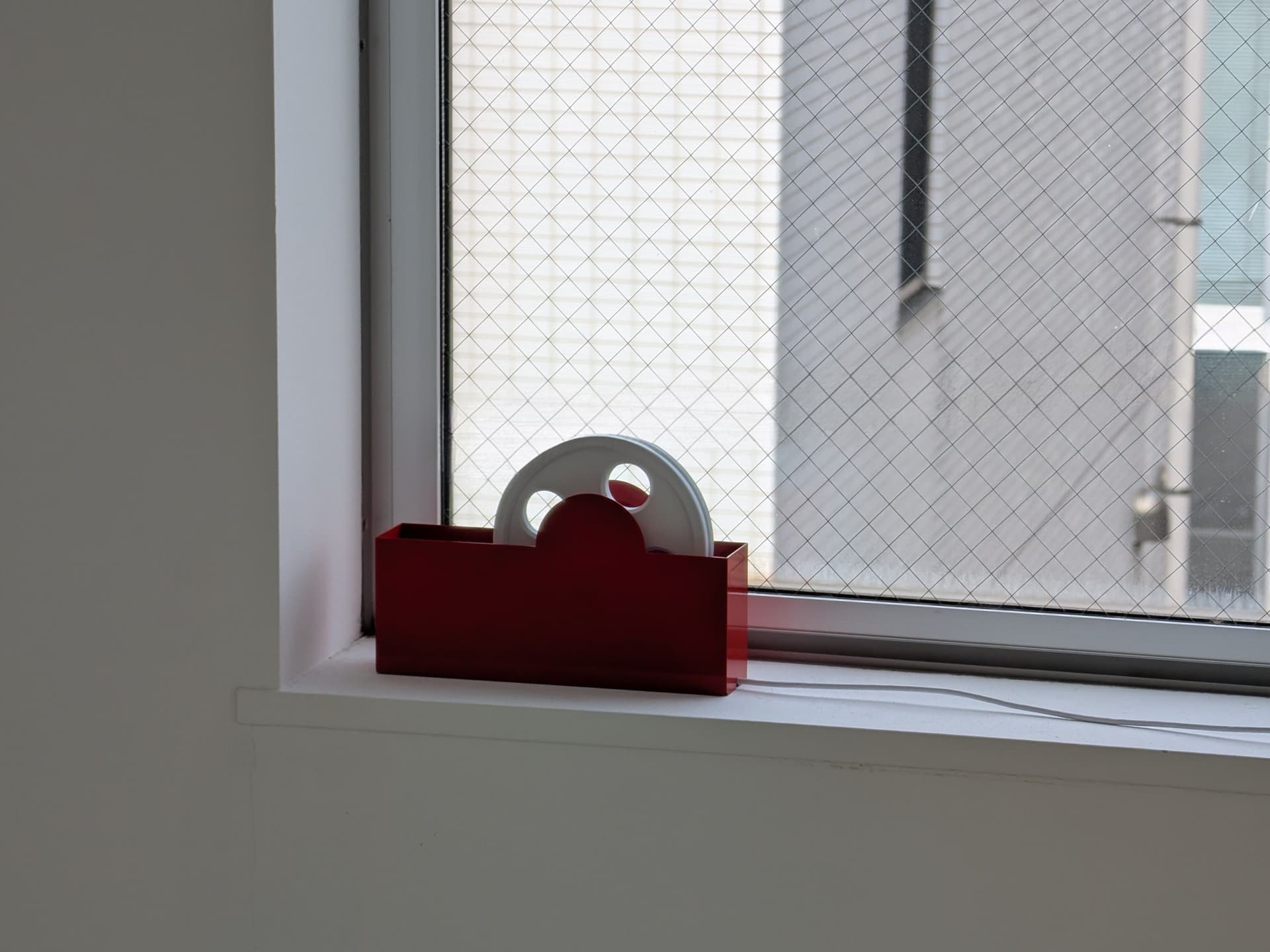 SHINTARO KONO
ONE FOR THE EDGE
Plastic and metal lamp