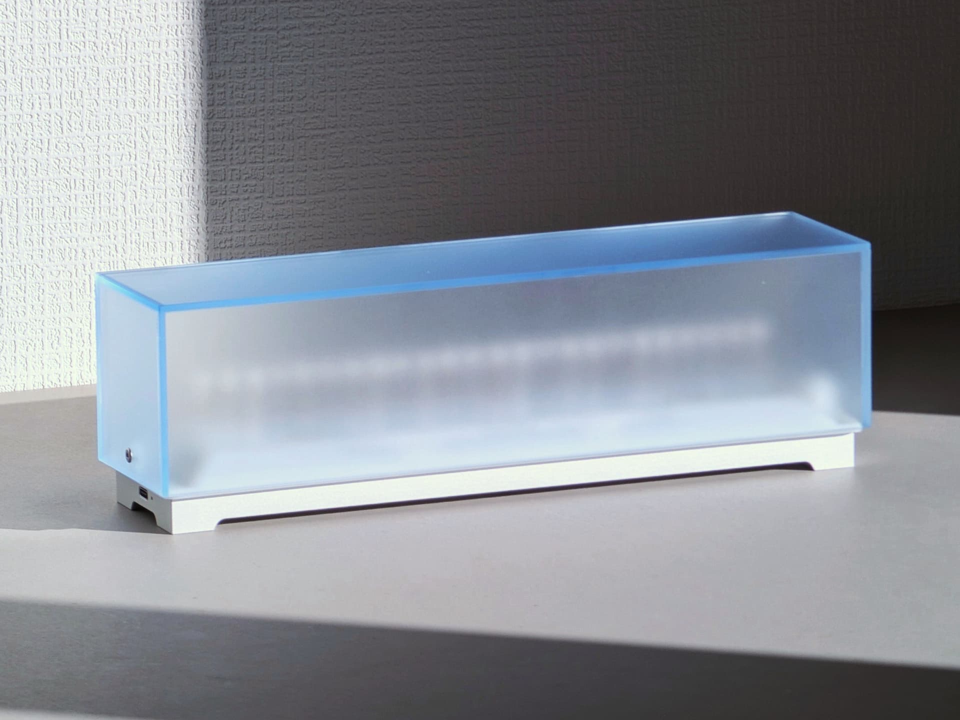 SHINTARO KONO
THE BLUE HOURS
Acrylic lamp with GPS