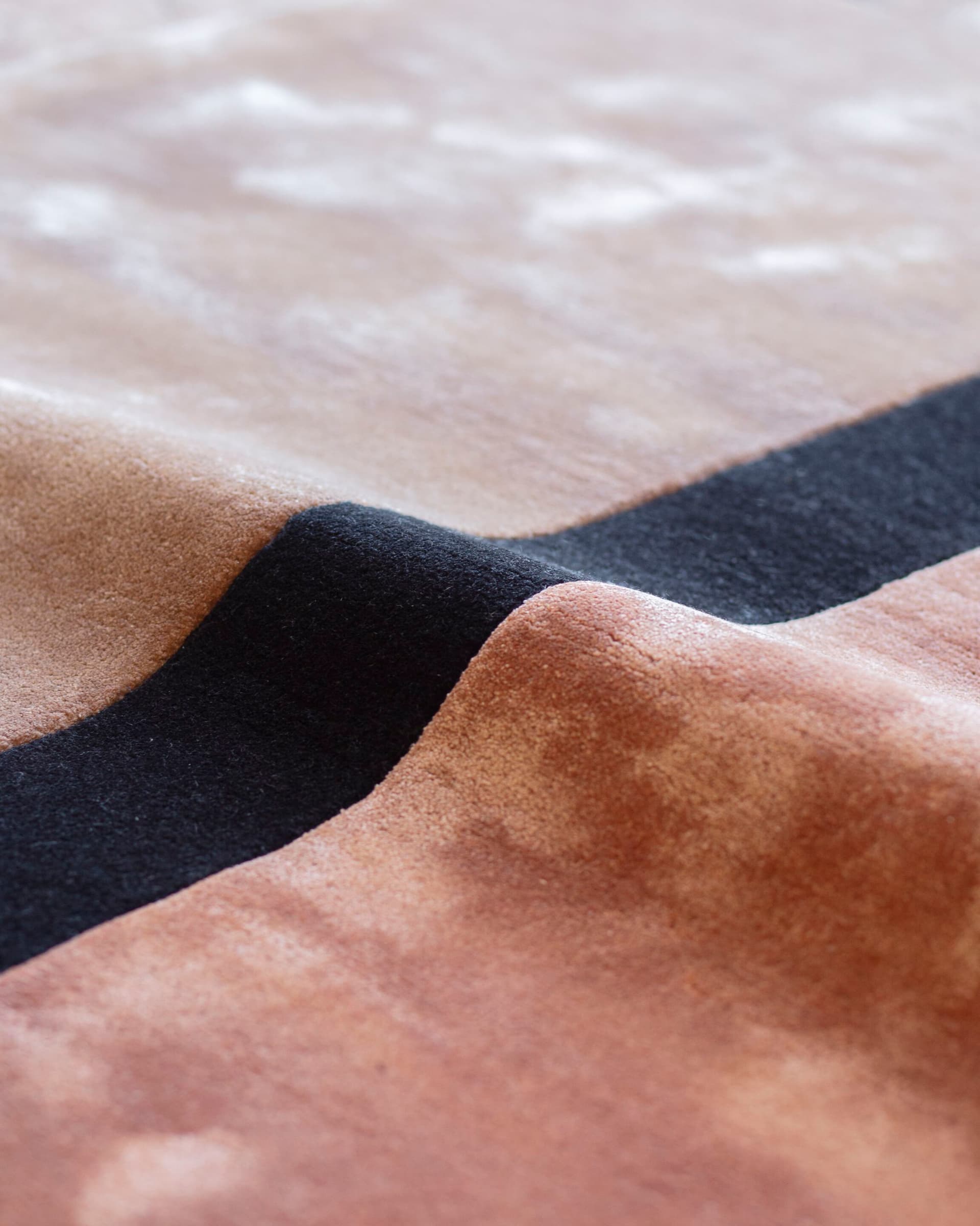 Sirecom Tappeti
ISLAND ZENZERO
Hand-tufted rug in bamboo and wool