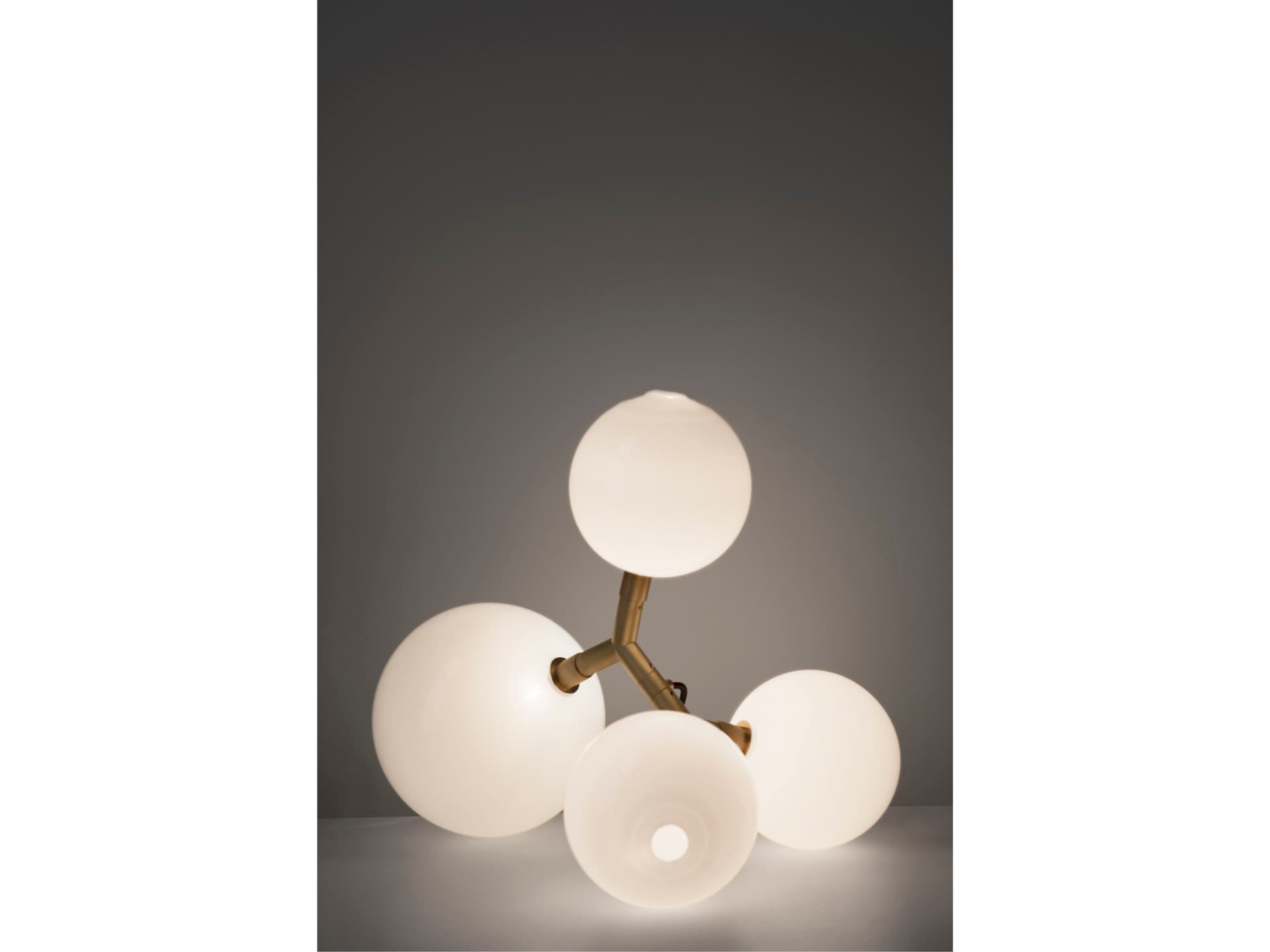 SkLO
VEER
LED blown glass table lamp