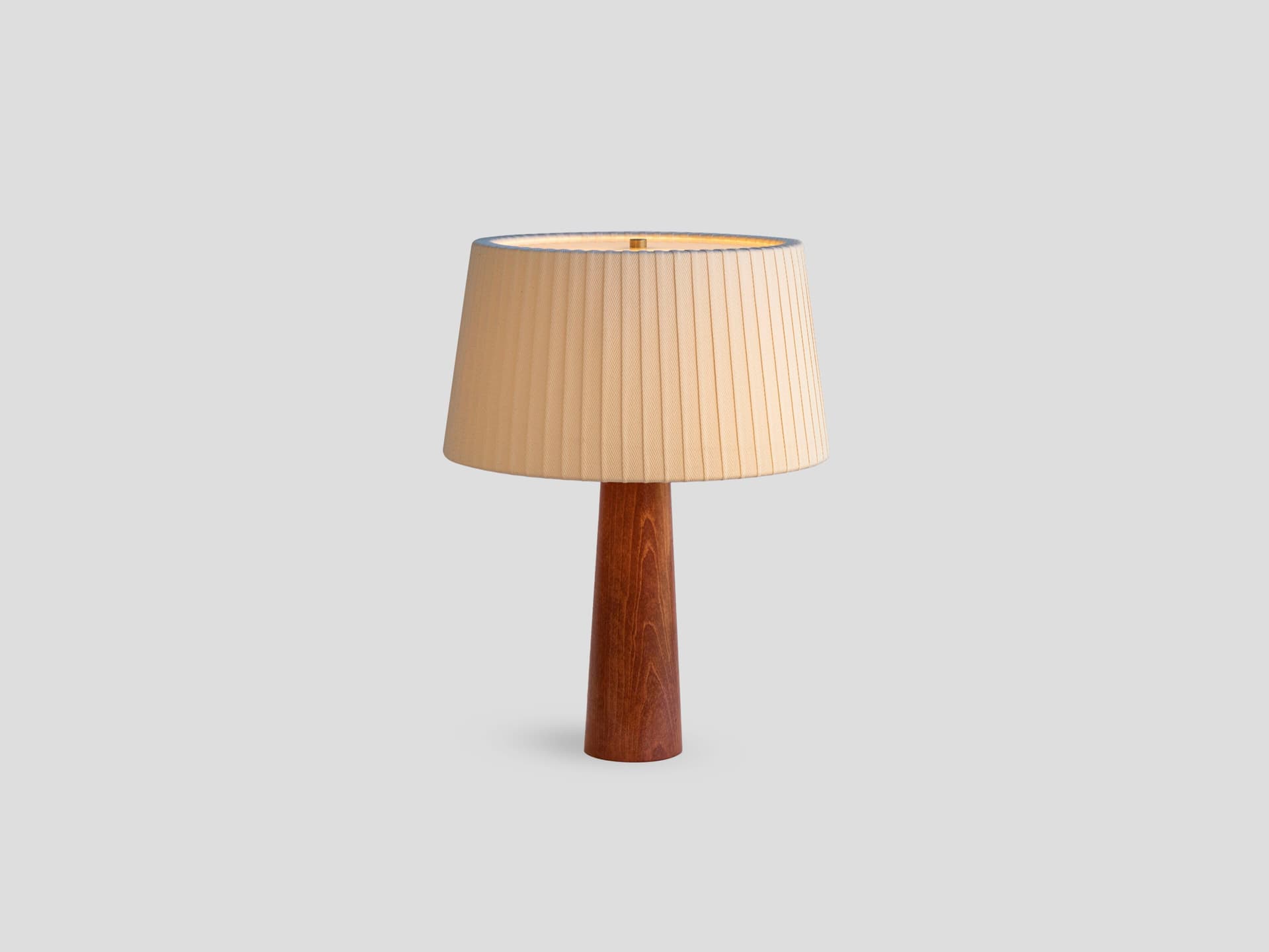 Soli Workshop
ESENTA 35
Fabric table lamp with wood base