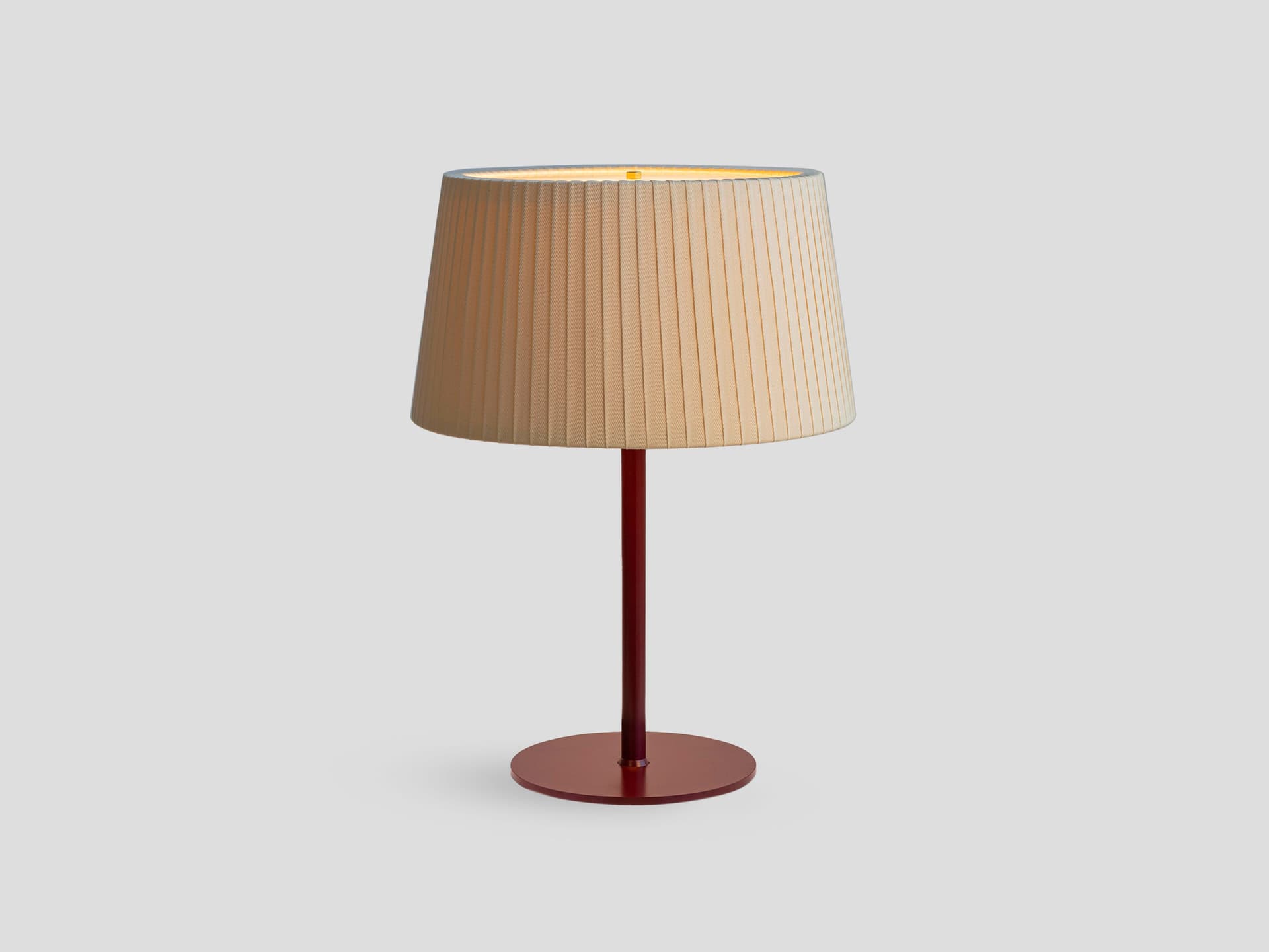 Soli Workshop
ESENTA 45
Fabric table lamp with metal base