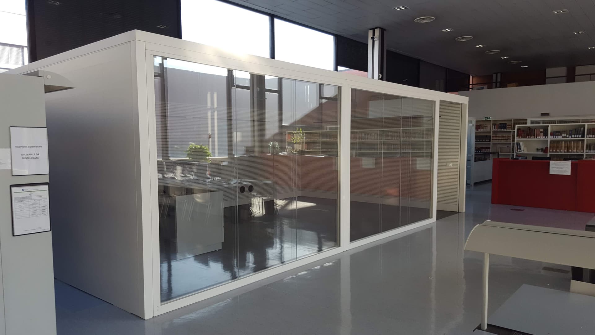 Stefani
QUBSTIK
Multi-person acoustic office pod with Integrated Lighting