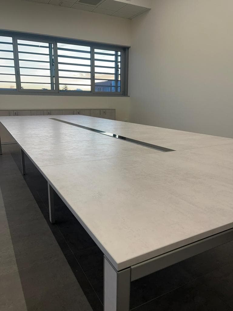 Stefani
TEAM
Rectangular meeting table with cable management