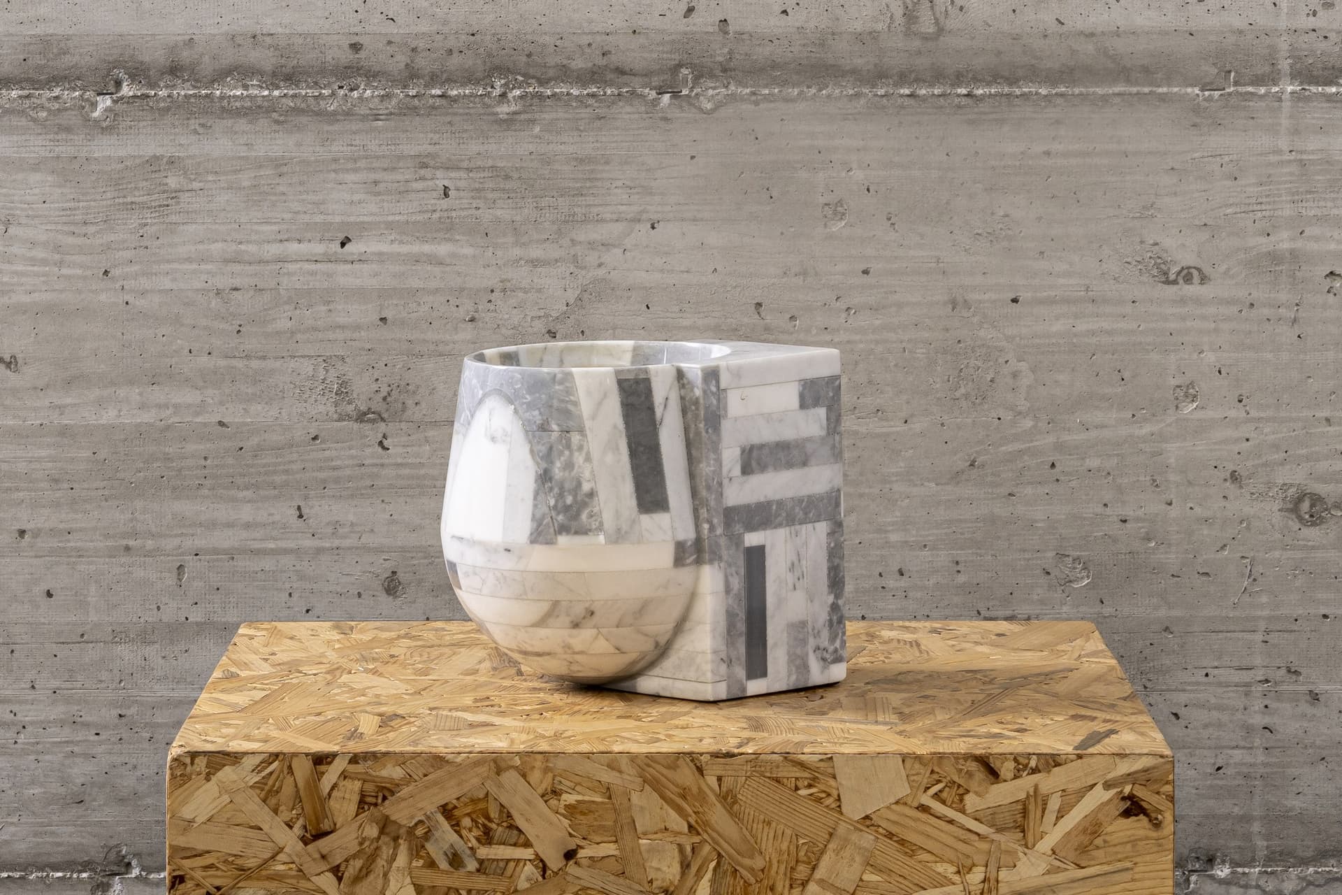 Stonethica
CONTRASTI M
Carrara marble vase