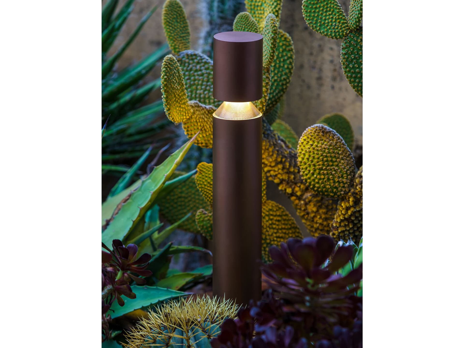 Stral
KHORI
Stainless steel bollard light
