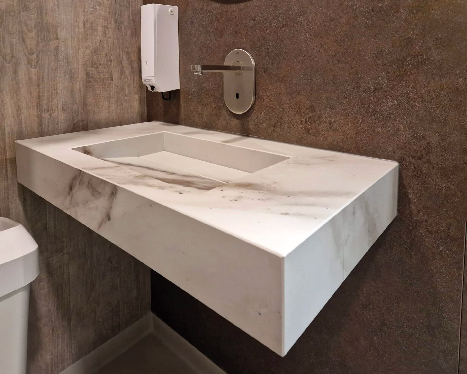 Sustonable
SINK & VANITY TOPS
Recycled material washbasin with integrated countertop