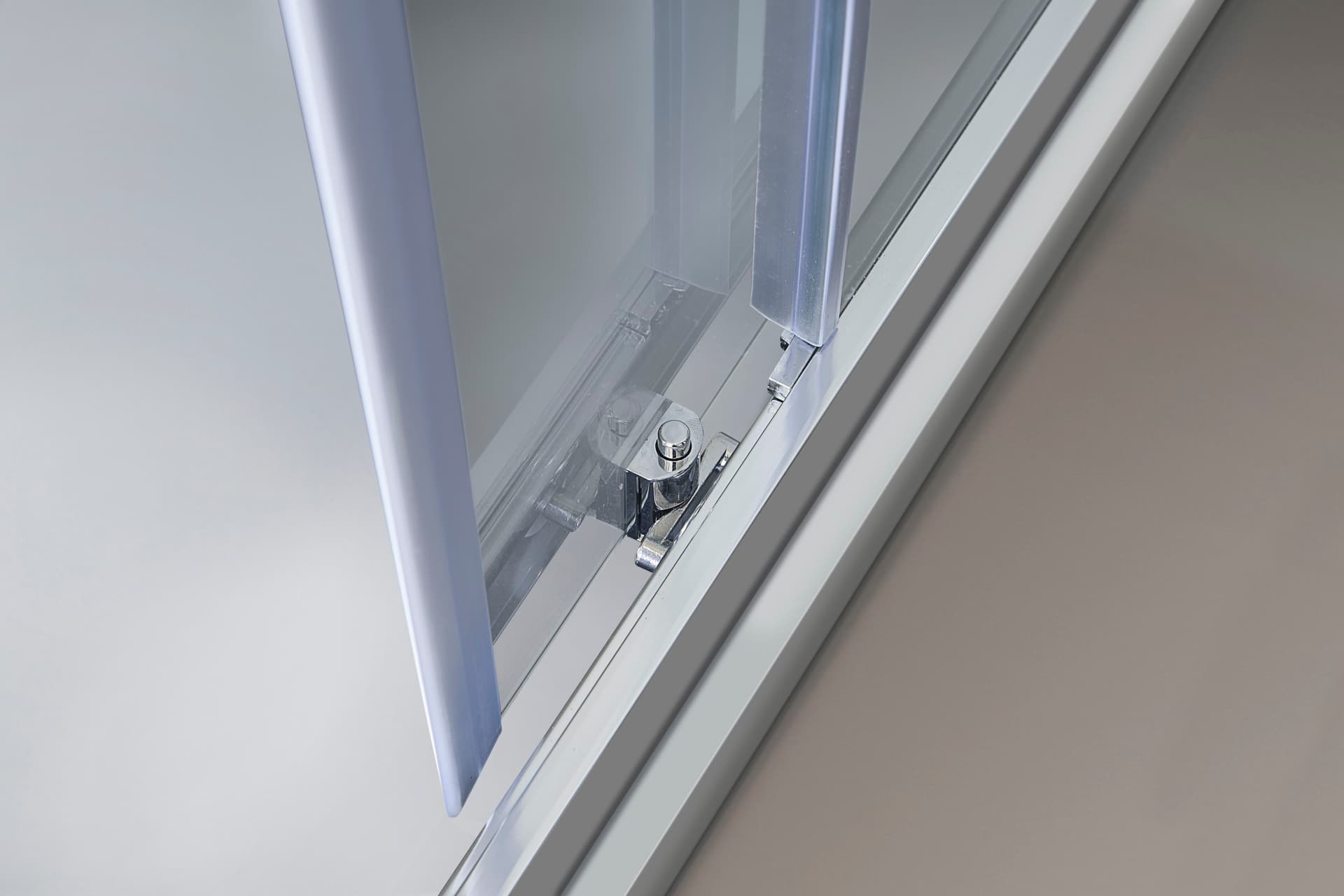 Tamanaco
ECO LATO
Free standing glass and aluminium shower cabin