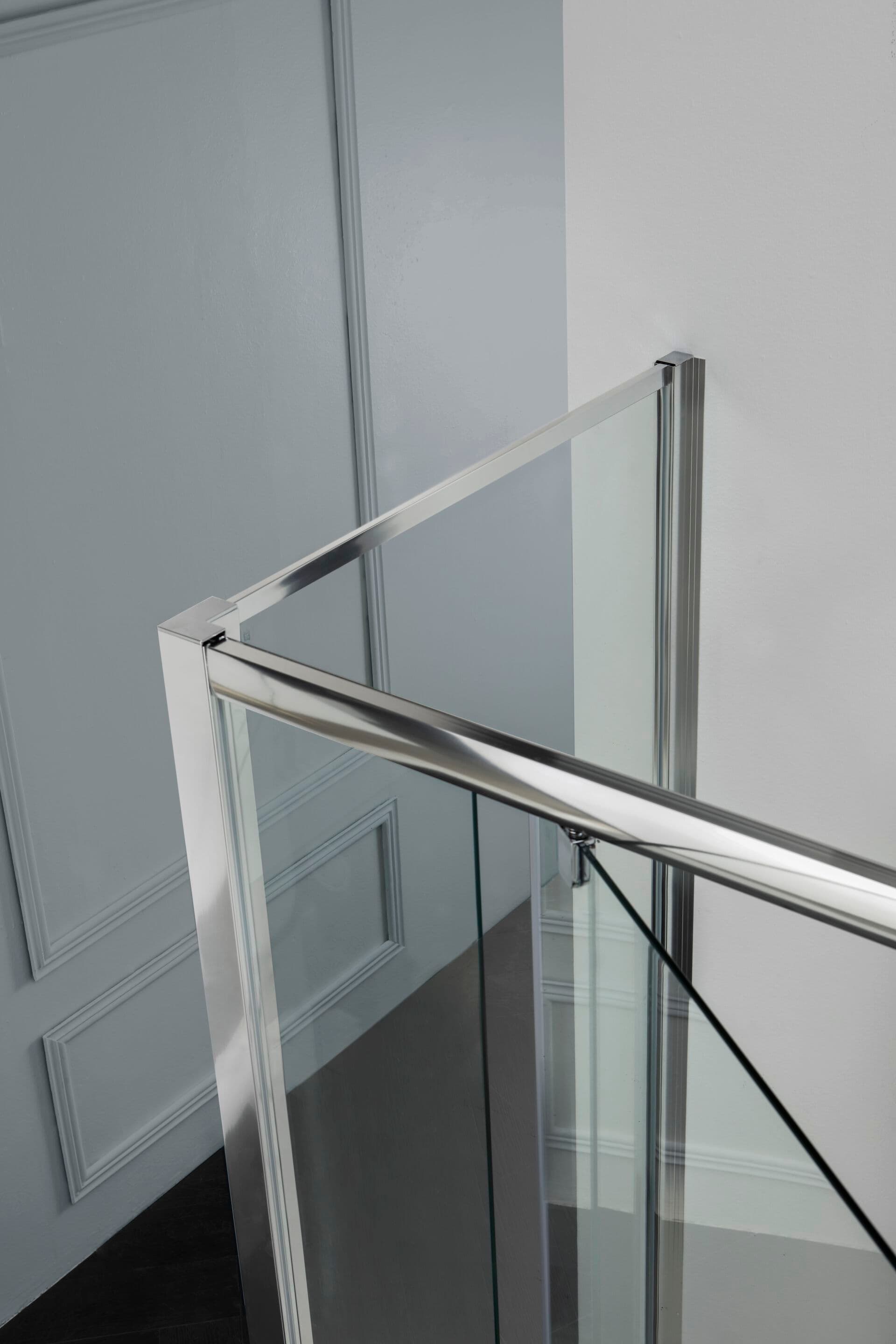 Tamanaco
FPB40
Glass and aluminium shower cabin with hinged door