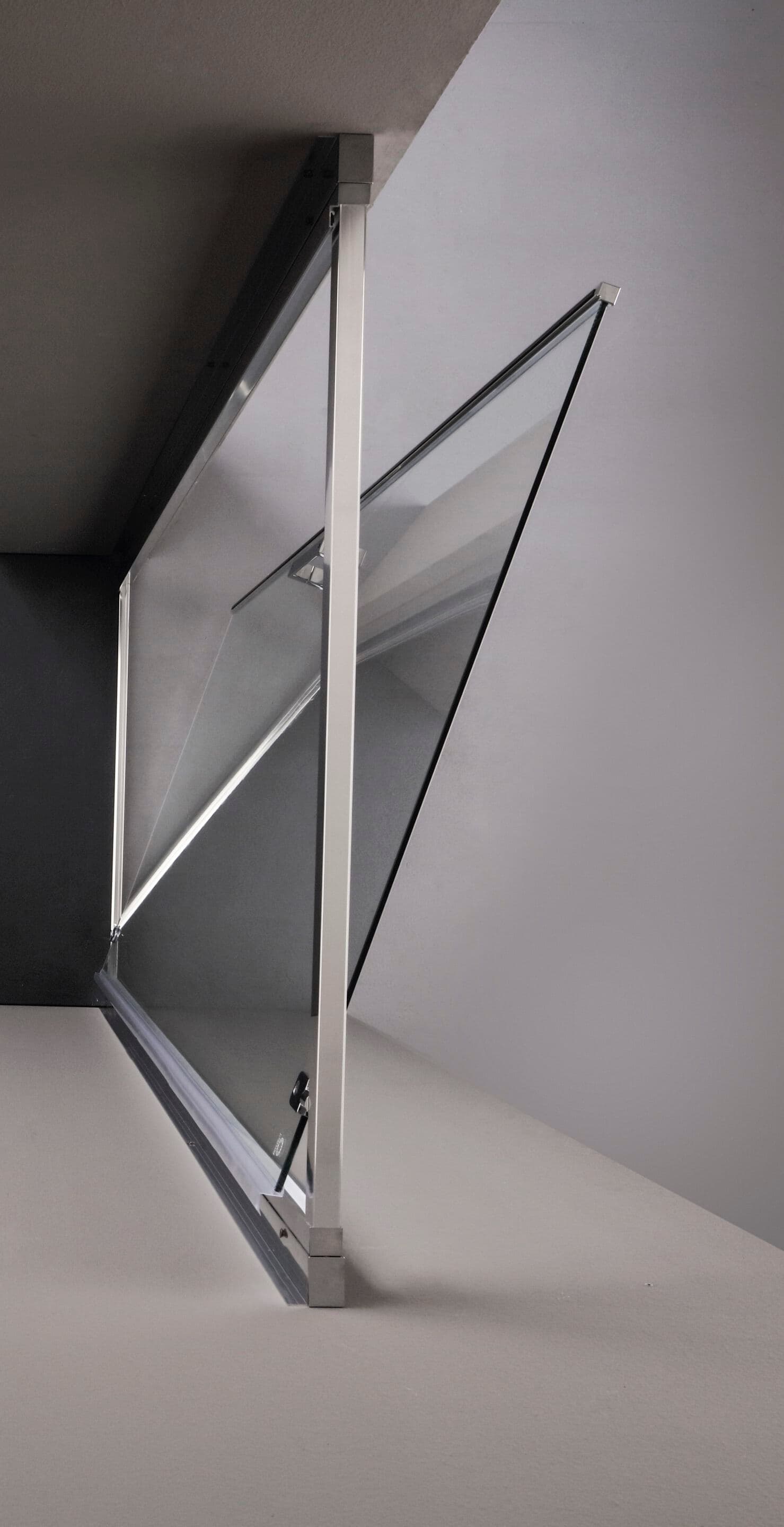 Tamanaco
FPB40
Niche glass and aluminium shower cabin with hinged door