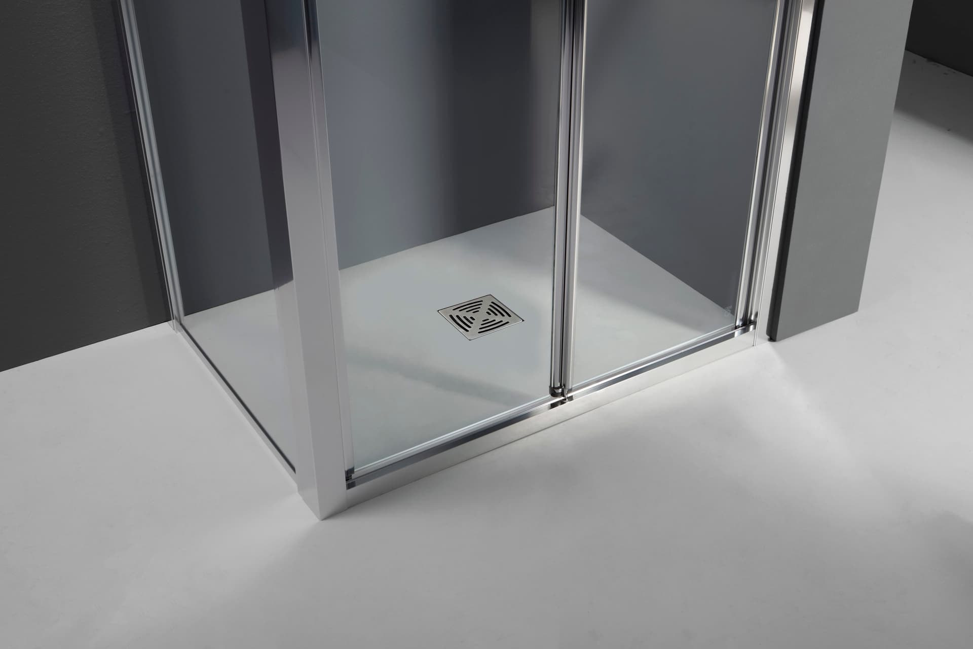 Tamanaco
FPS30
Corner glass and aluminium shower cabin with folding door