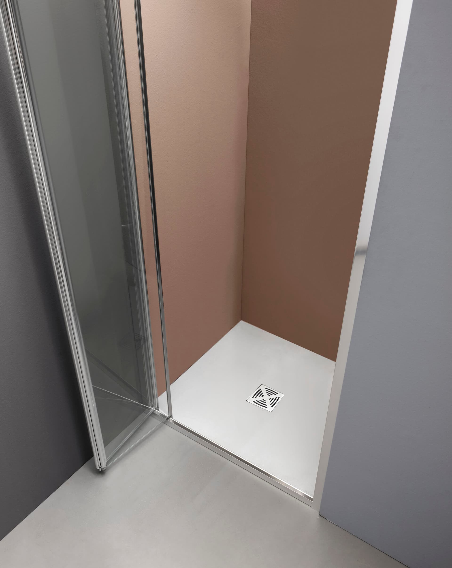 Tamanaco
FPS30
Niche glass and aluminium shower cabin with folding door
