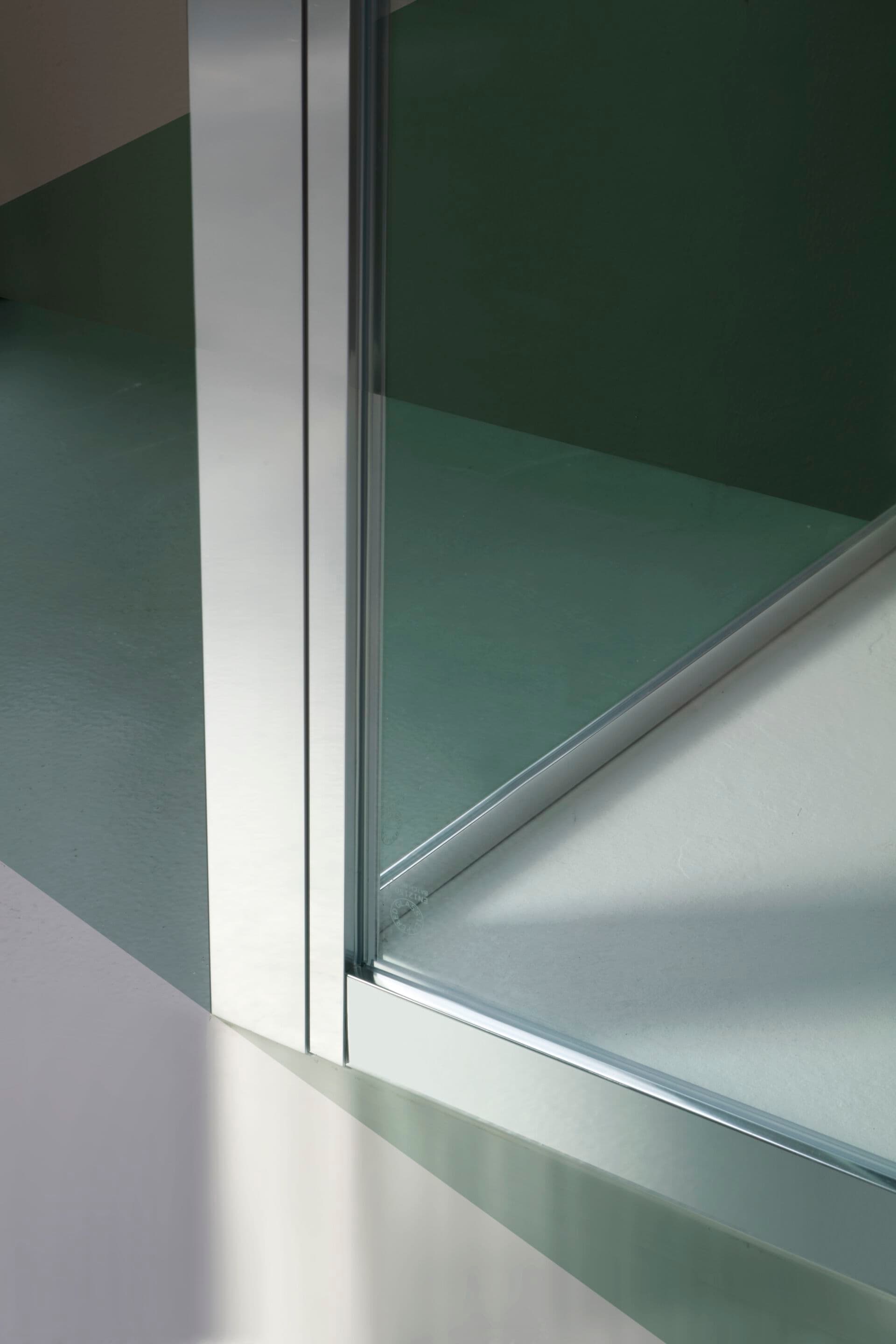 Tamanaco
FPSC57
Free standing glass and aluminium shower cabin